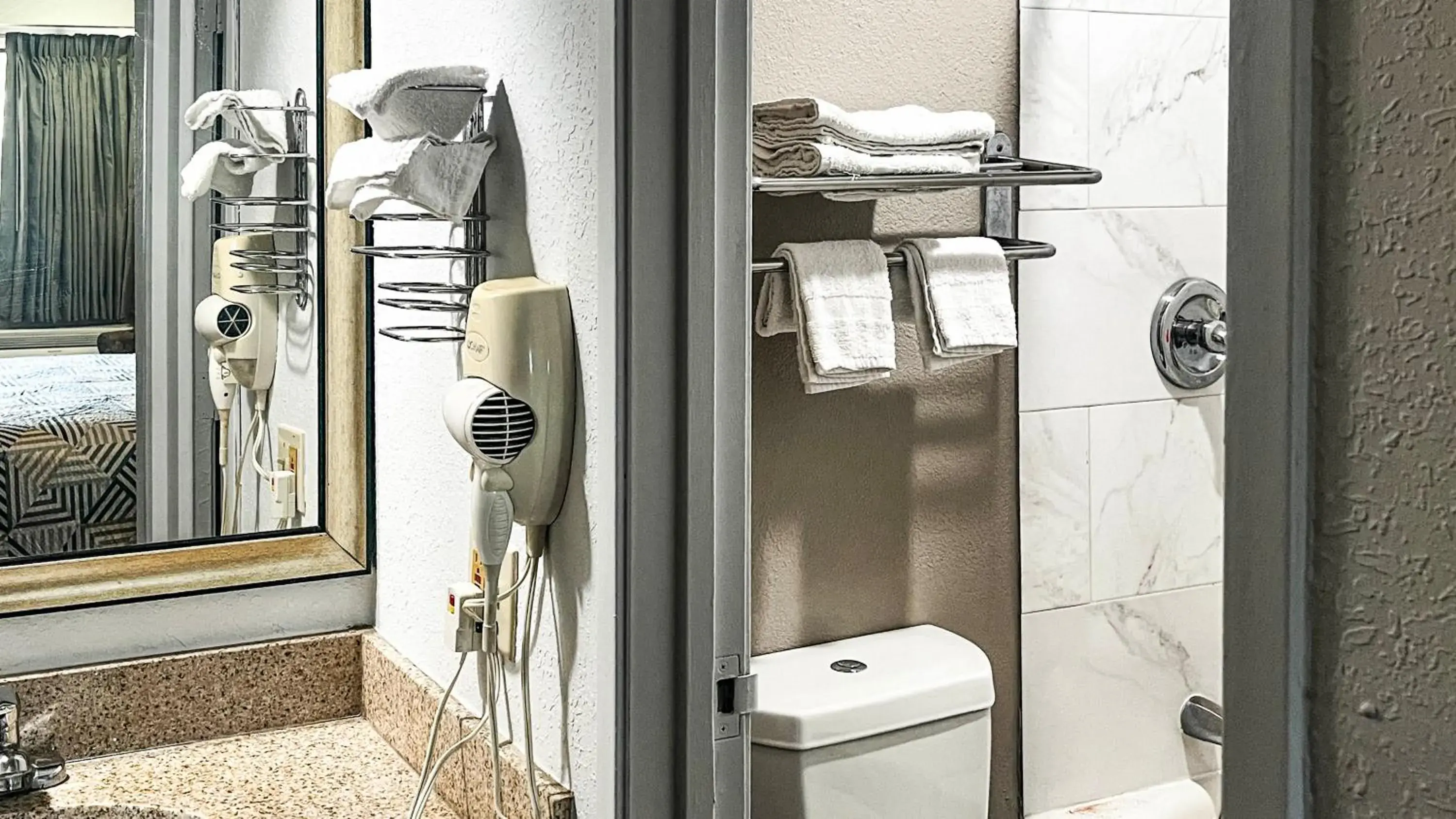 Deluxe King Suite in Studio 6 Suites Dallas TX - Loop 12 West Deluxe King Suite in Studio 6 Suites Dallas TX - Loop 12 West