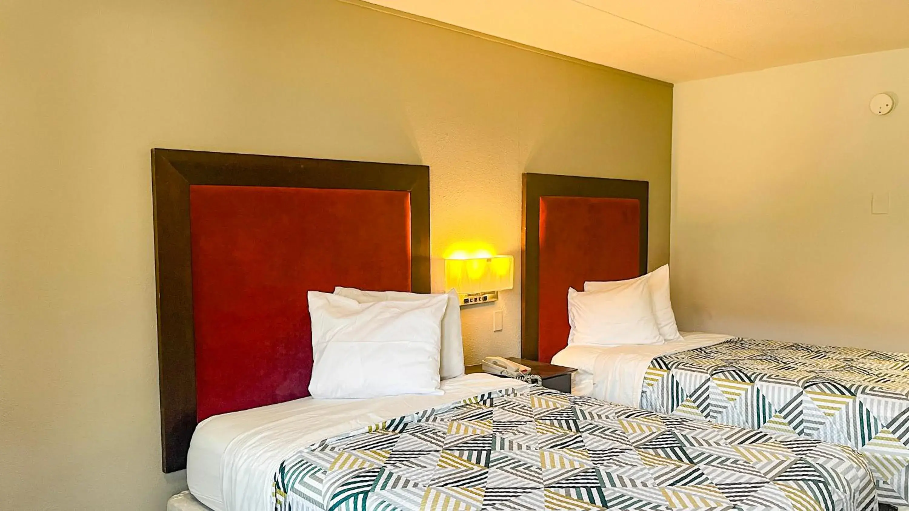 Classic Quadruple Room in Studio 6 Suites Dallas TX - Loop 12 West Classic Quadruple Room in Studio 6 Suites Dallas TX - Loop 12 West