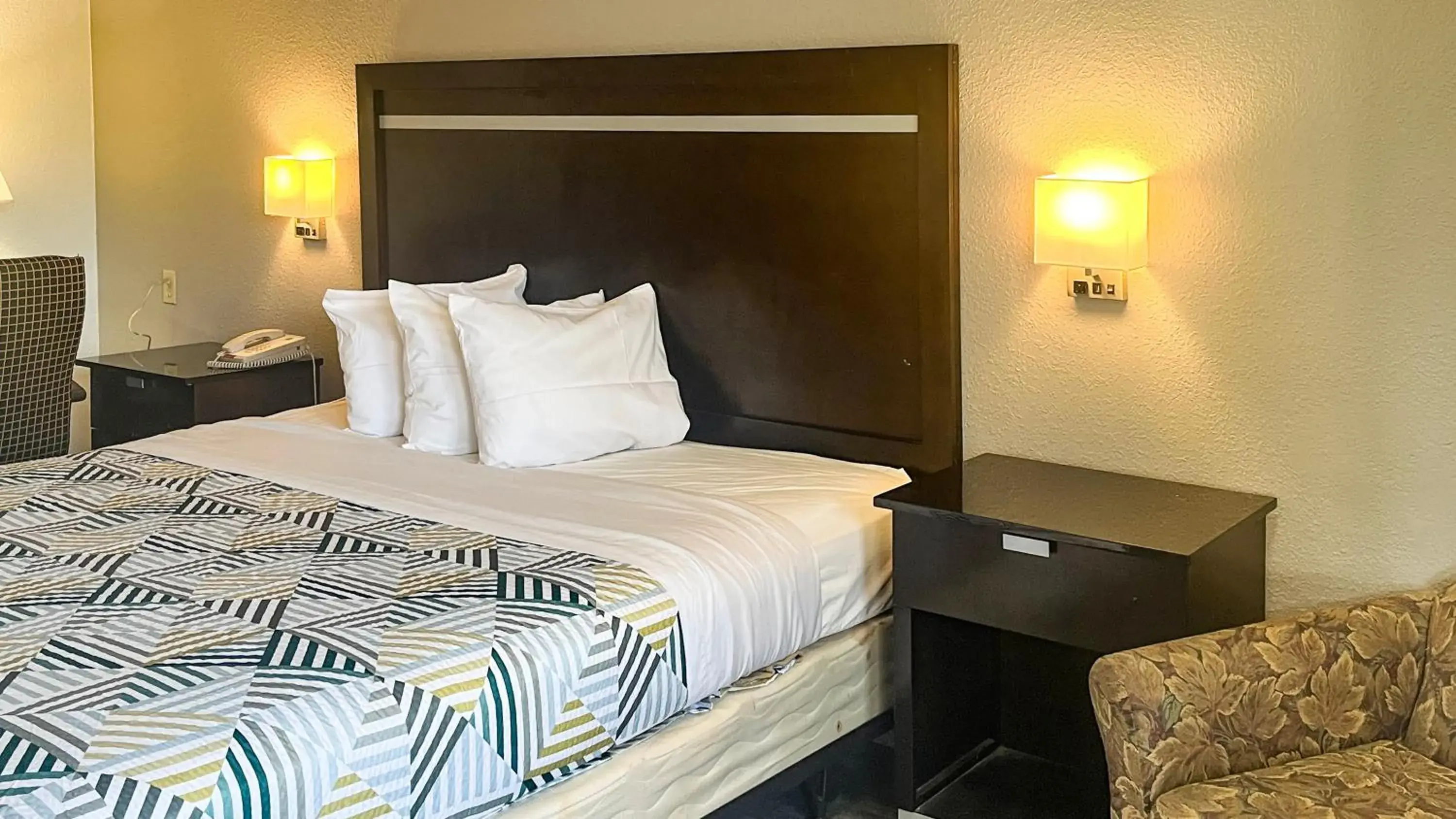 Standard King Room in Studio 6 Suites Dallas TX - Loop 12 West Standard King Room in Studio 6 Suites Dallas TX - Loop 12 West