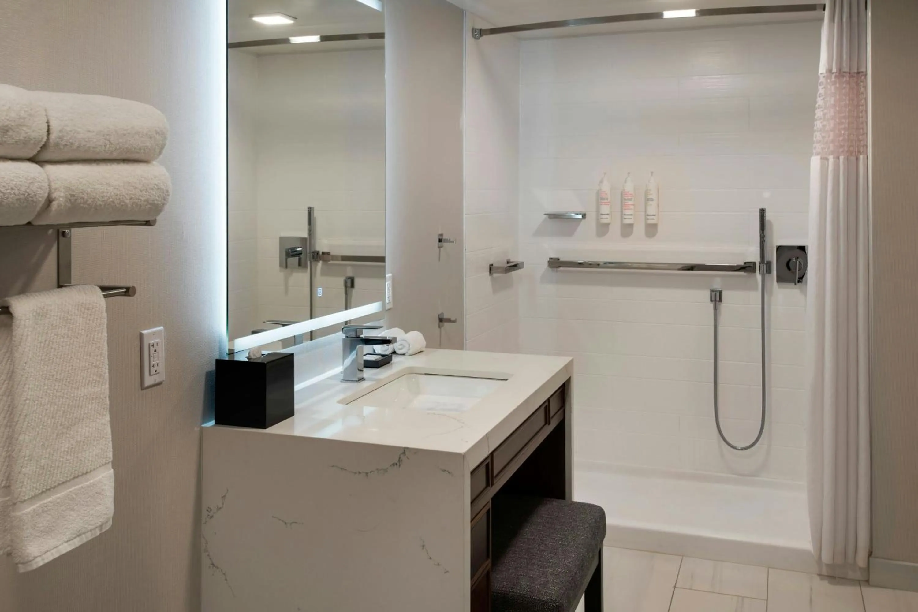 Bathroom in Marriott Springfield Downtown