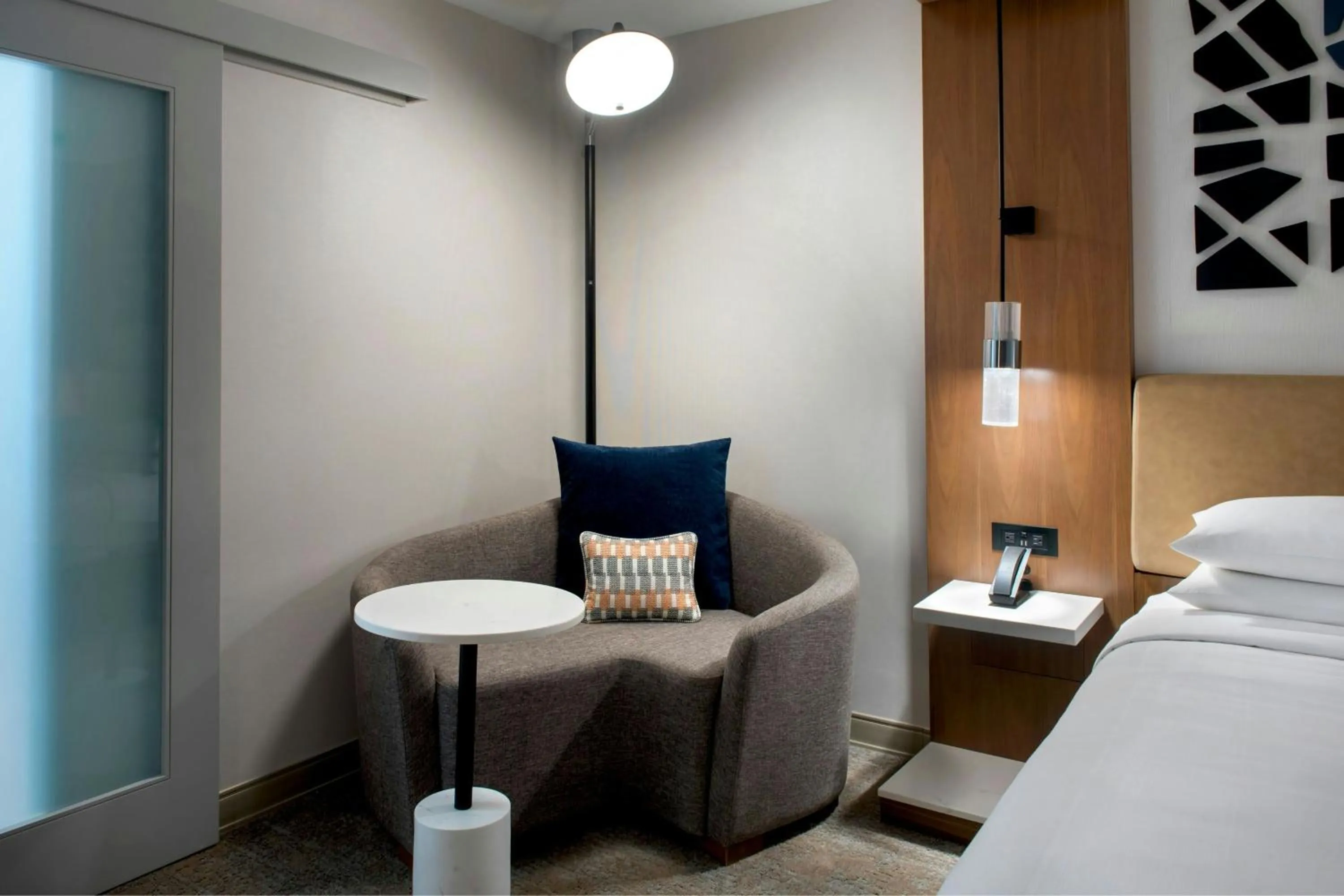 Photo of the whole room, Bed in Marriott Springfield Downtown