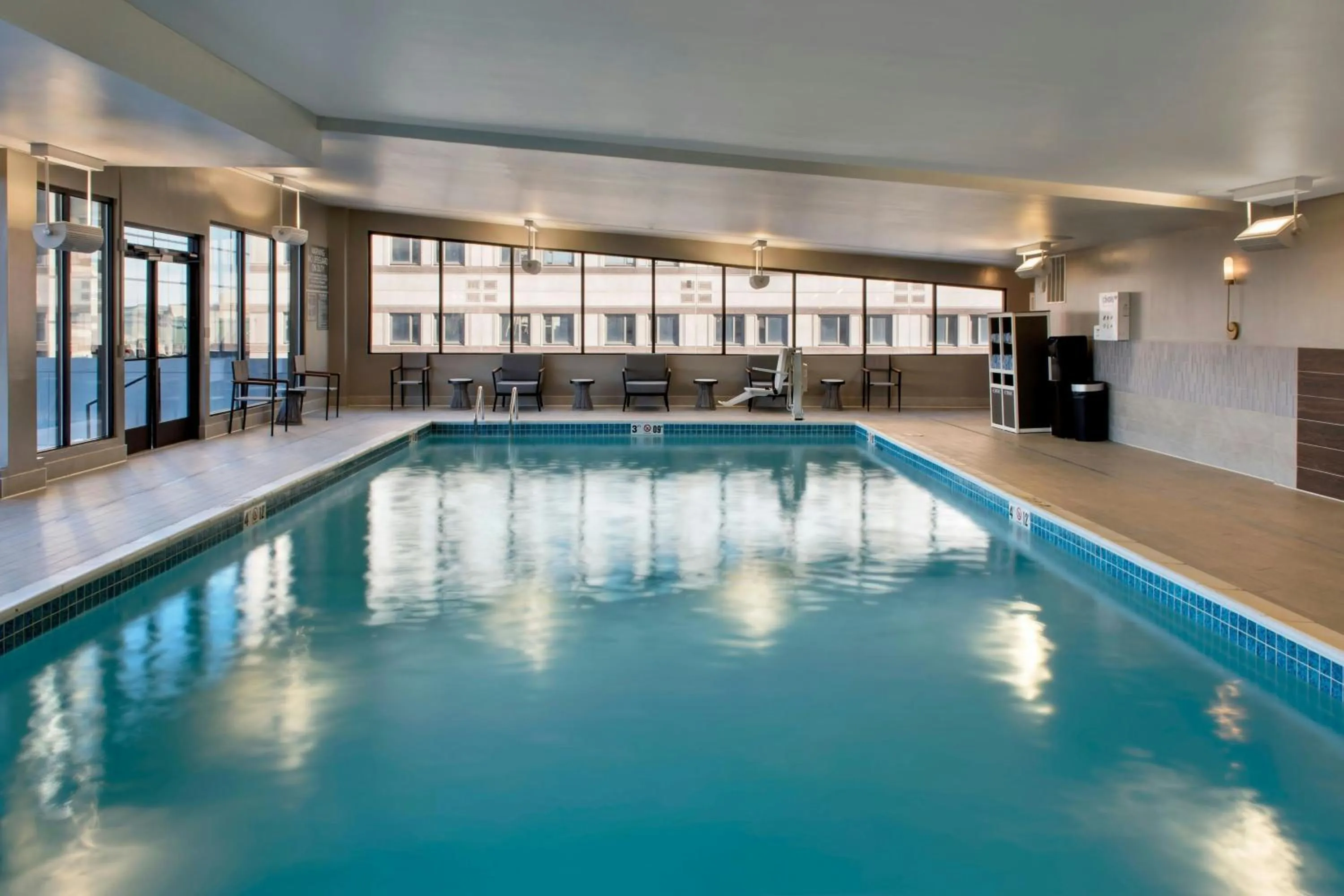 Swimming pool in Marriott Springfield Downtown