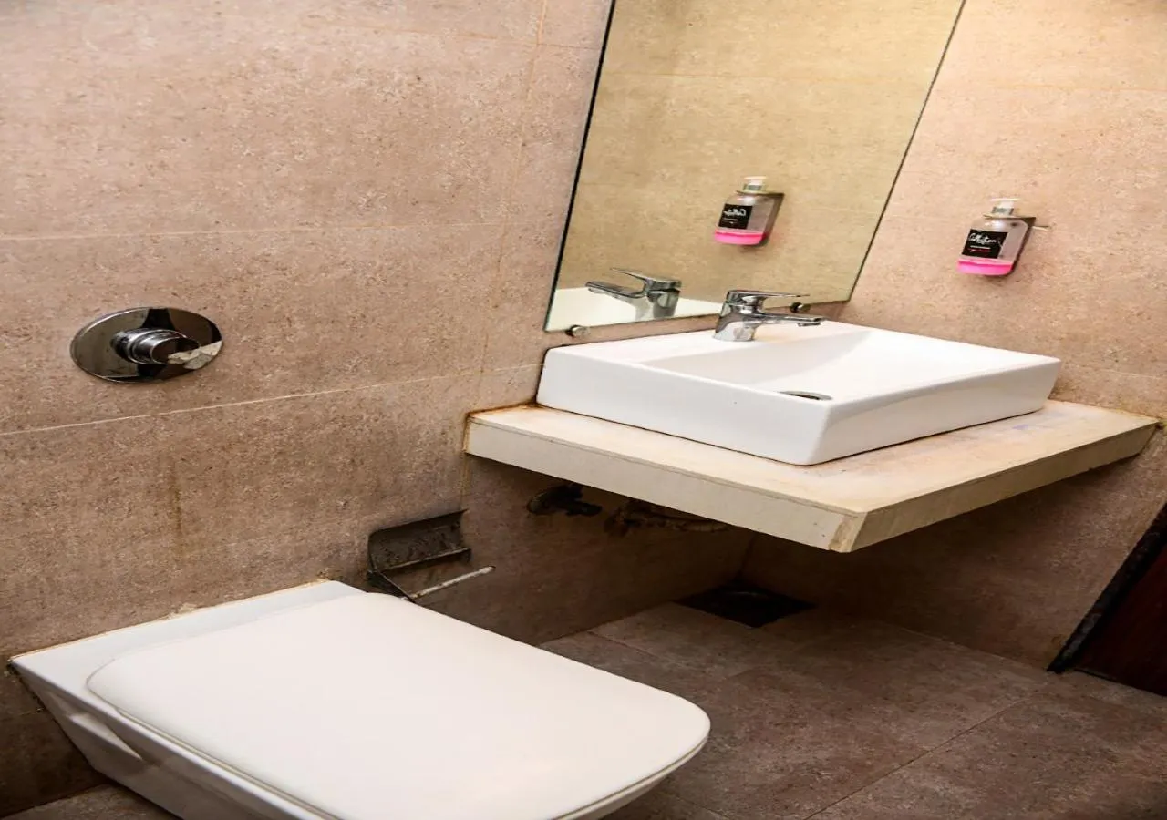 Toilet in Hotel BKC Inn - Near Trade Center, Visa Consulate BKC