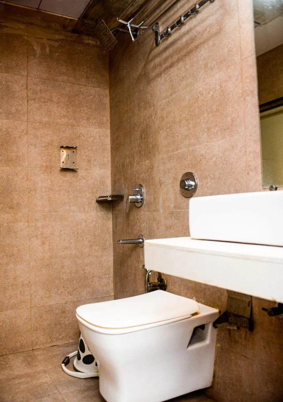 Bathroom in Hotel BKC Inn - Near Trade Center, Visa Consulate BKC