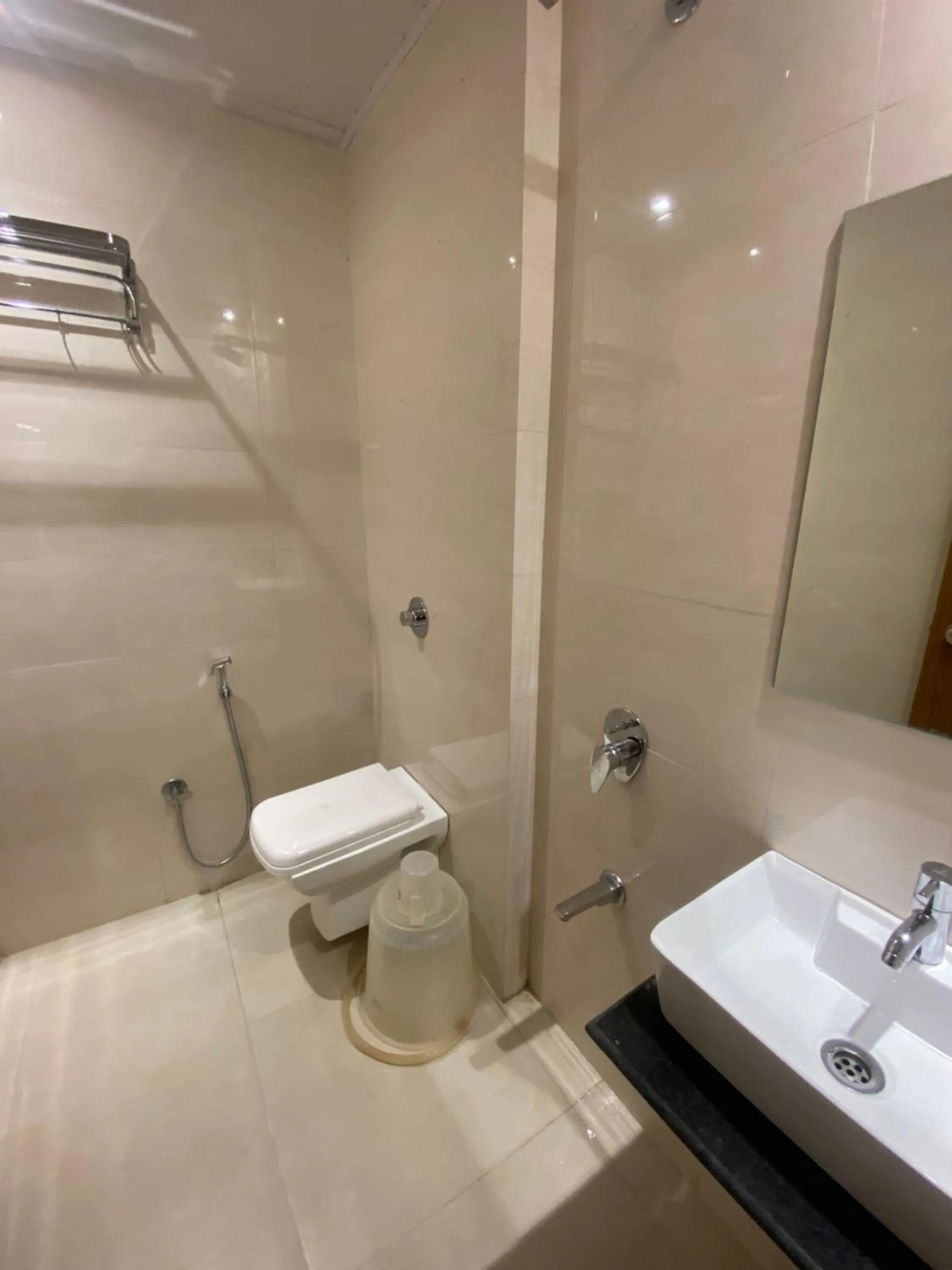 Bathroom in Hotel BKC Inn - Near Trade Center, Visa Consulate BKC