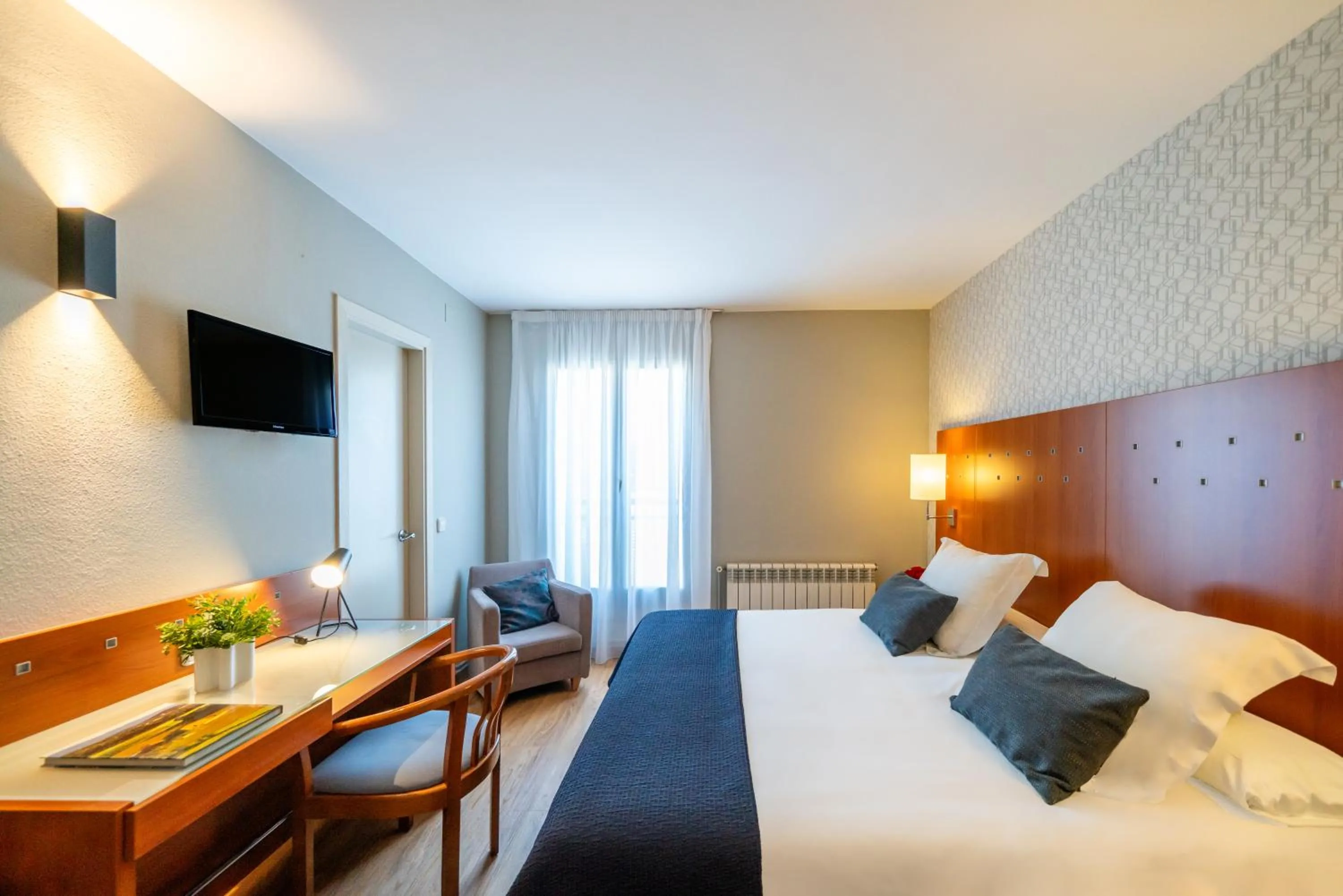 Photo of the whole room, Bed in Hotel J. Balmes Vic