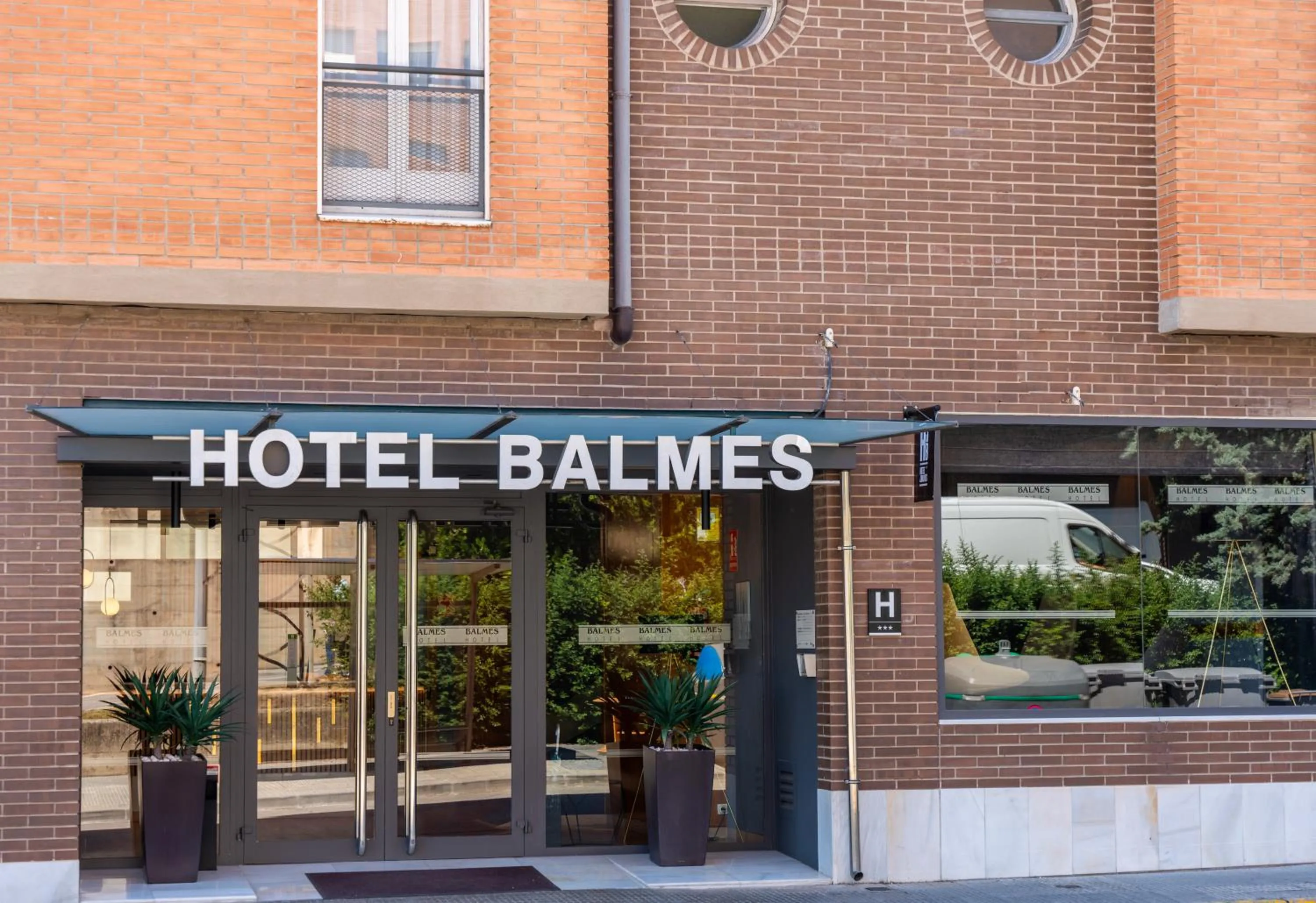 Facade/entrance in Hotel J. Balmes Vic