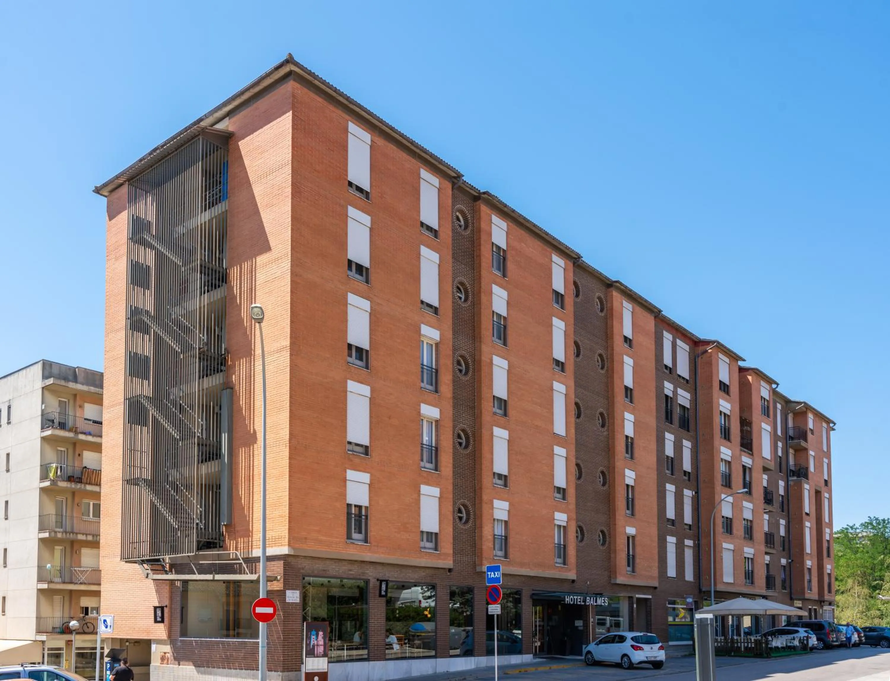 Property building in Hotel J. Balmes Vic