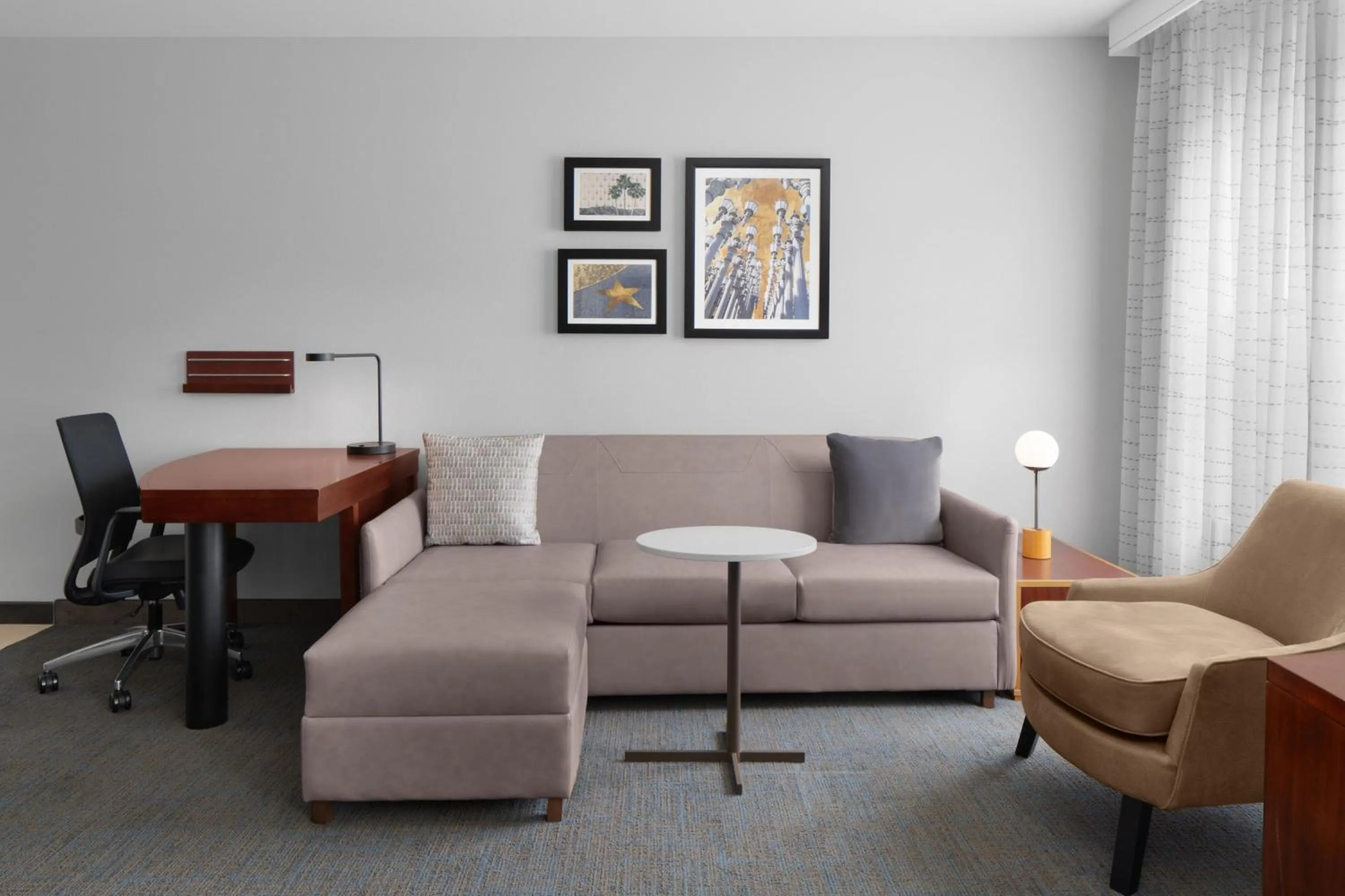 Living room in Residence Inn Los Angeles Burbank/Downtown