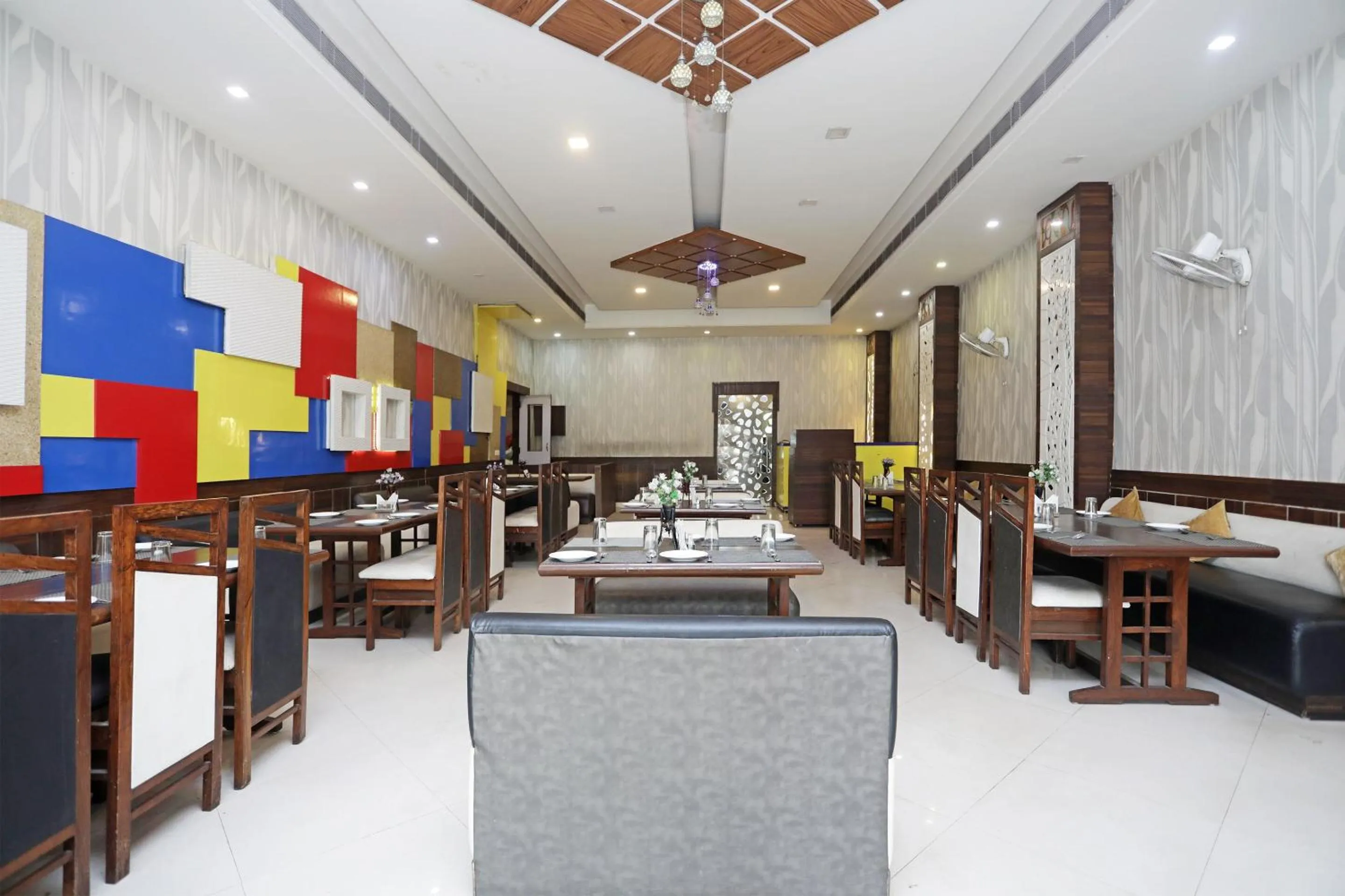 Restaurant/places to eat in Hotel O Subhadra Residency