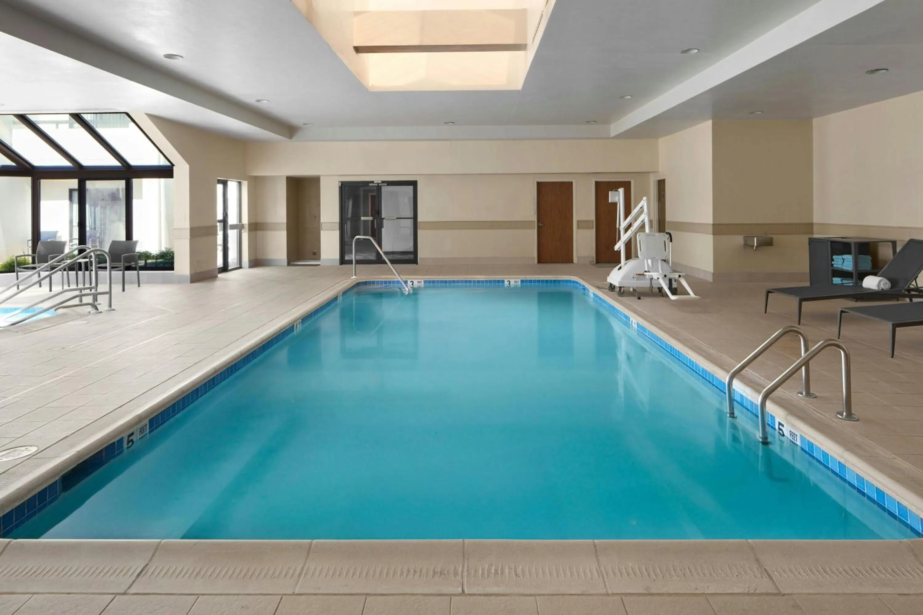Swimming pool in Courtyard by Marriott Annapolis