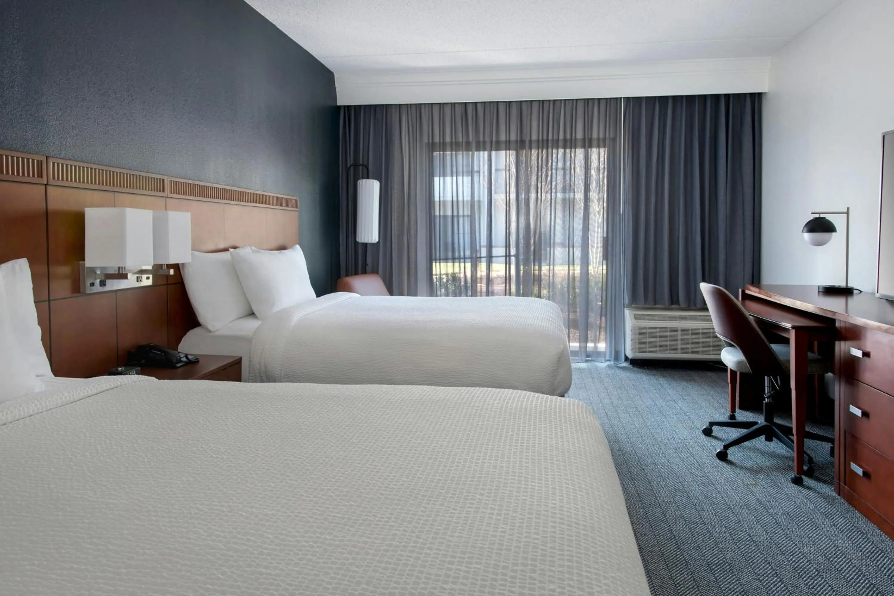 Photo of the whole room, Bed in Courtyard by Marriott Annapolis