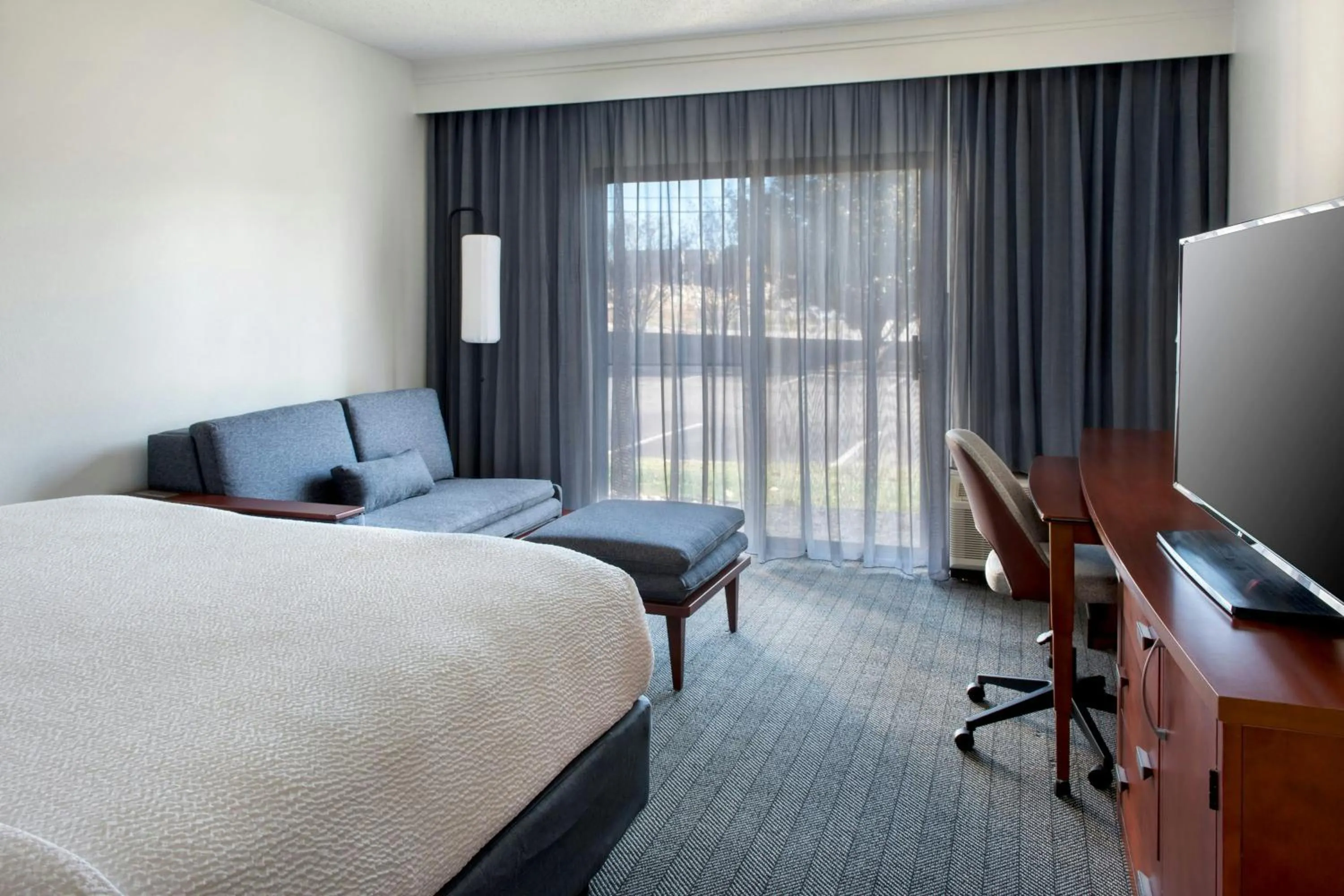 Photo of the whole room, Bed in Courtyard by Marriott Annapolis