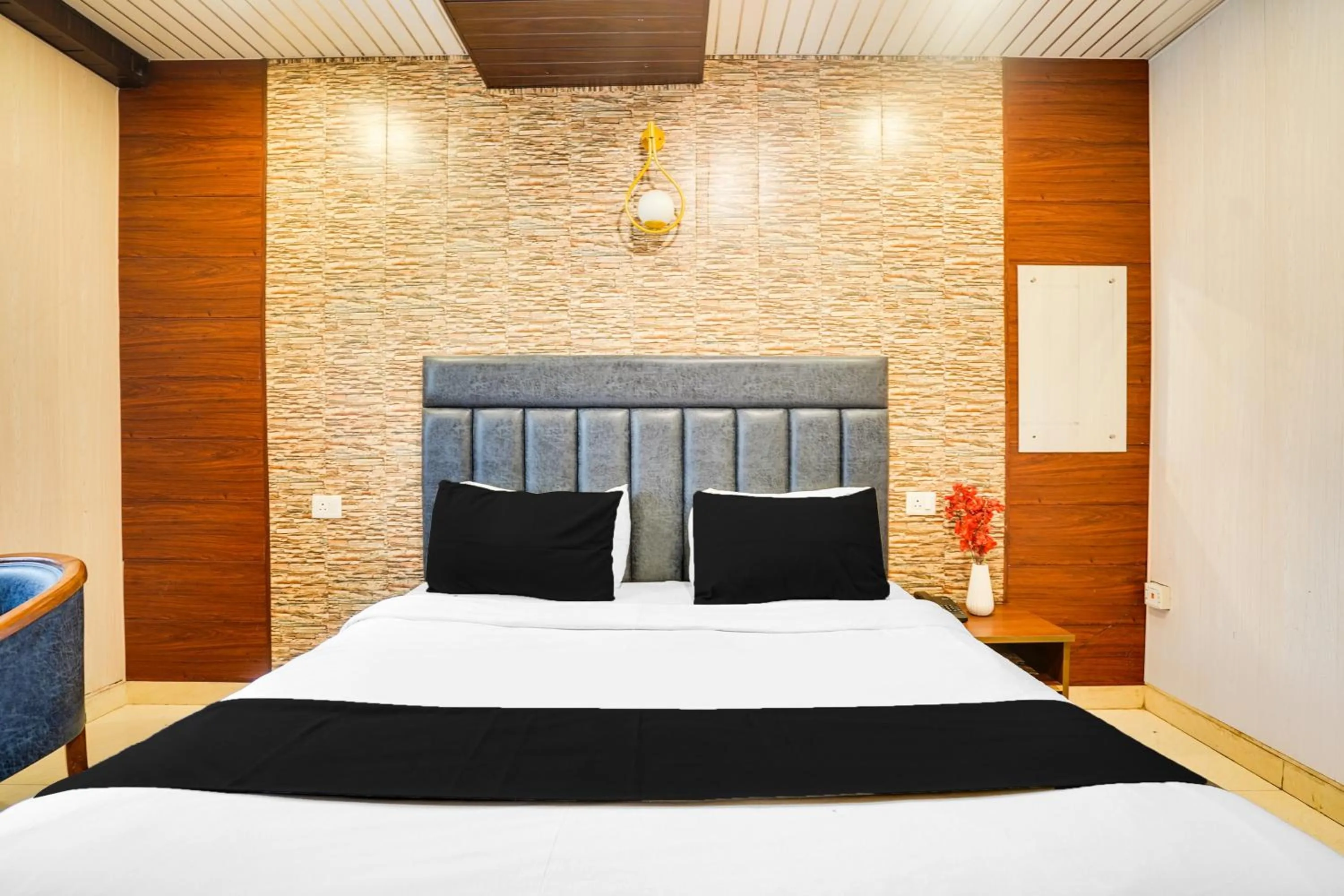 Bedroom, Bed in FabHotel Doon Maira