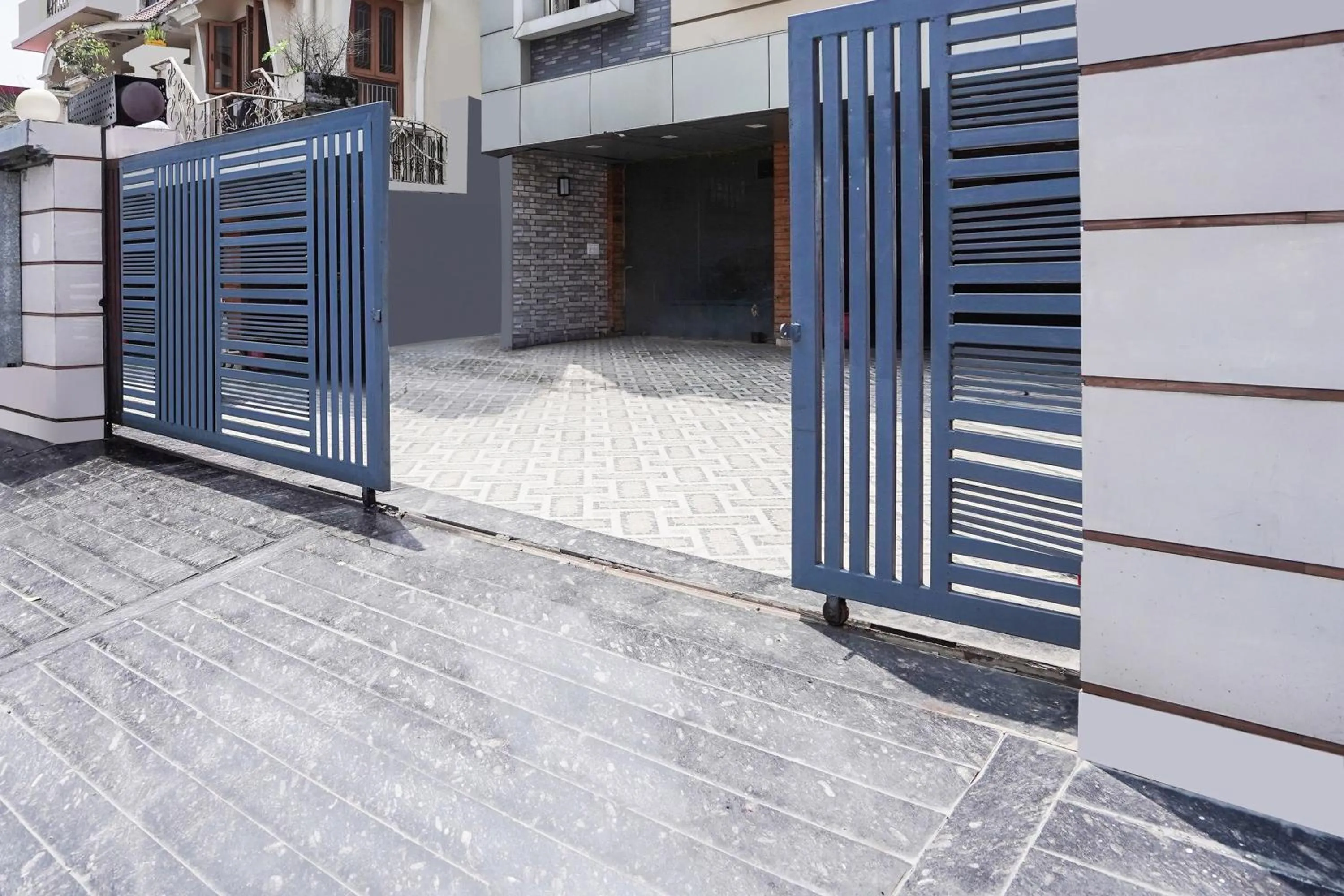 Facade/entrance in Hotel O Canal Road