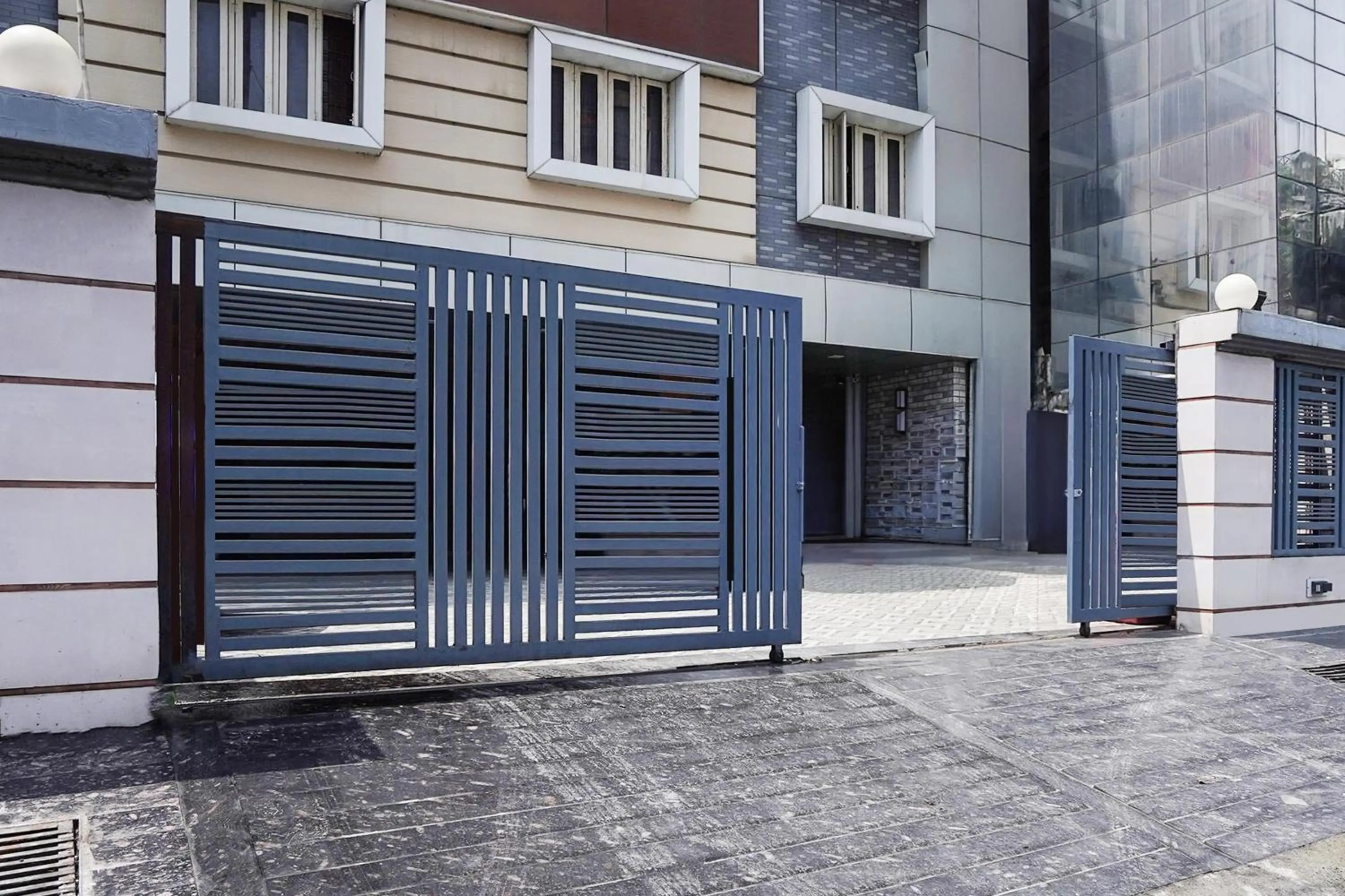 Facade/entrance in FabHotel Doon Maira