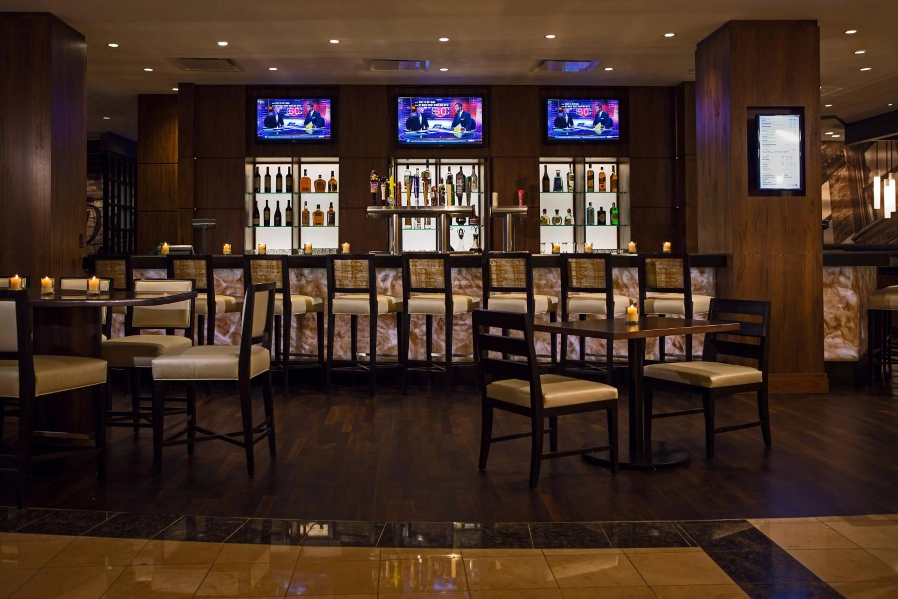 Lounge or bar in Baltimore Marriott Inner Harbor at Camden Yards