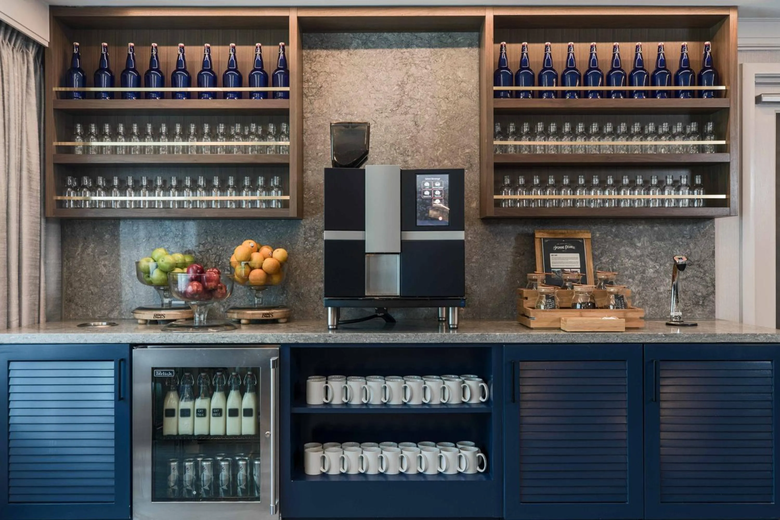 Lounge or bar in Renaissance Baltimore Harborplace Hotel