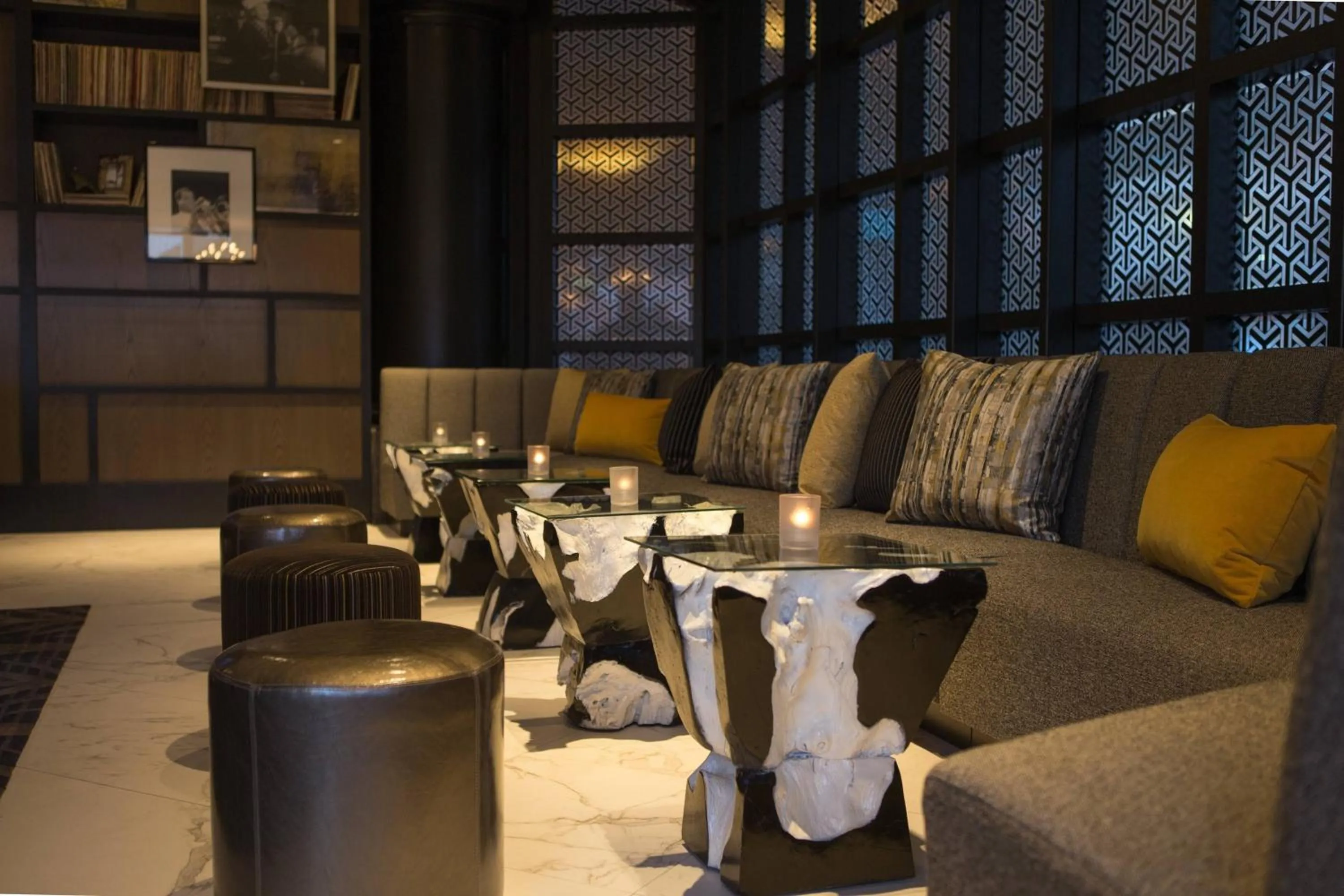 Lounge or bar in Renaissance Baltimore Harborplace Hotel