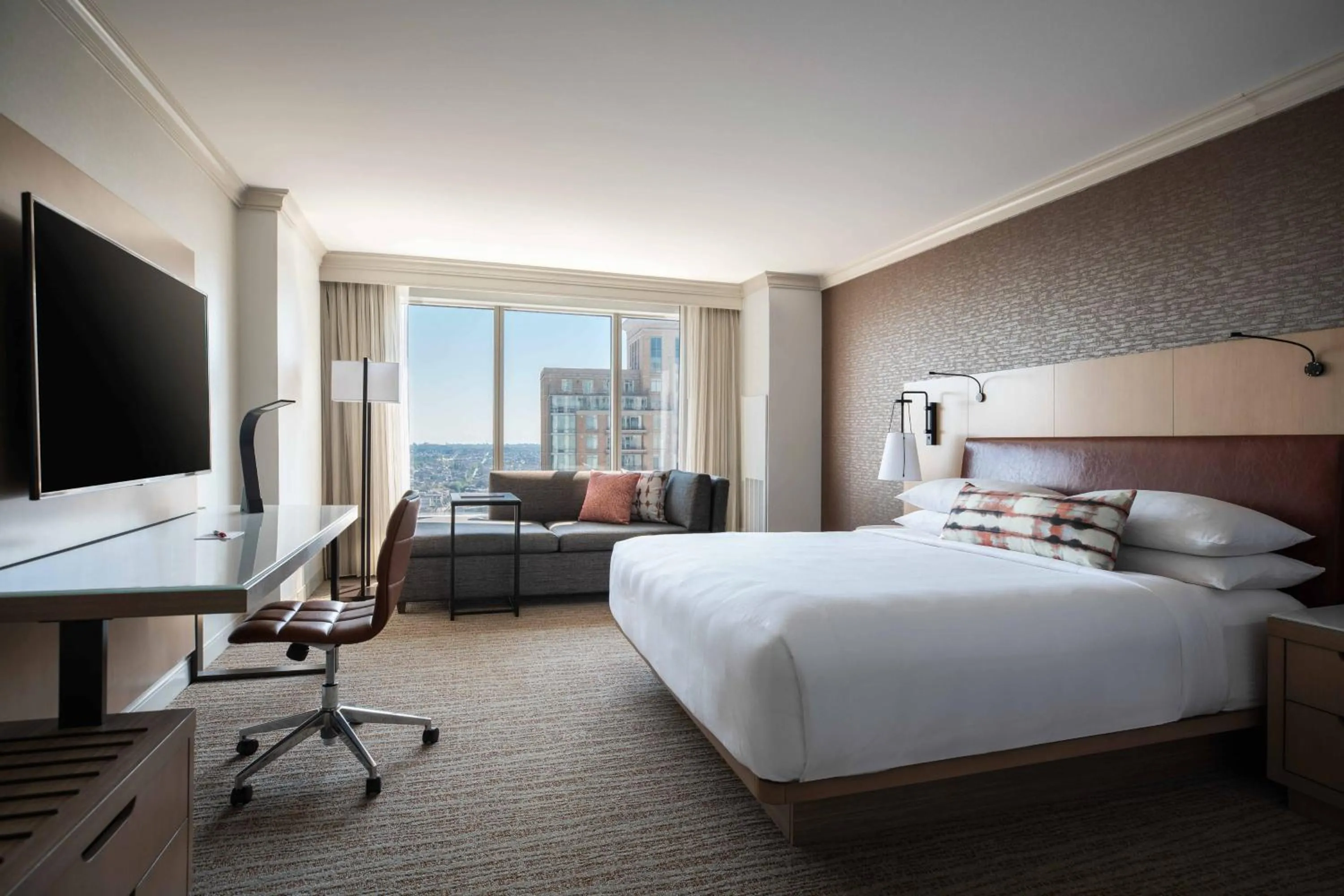 Photo of the whole room, Bed in Baltimore Marriott Waterfront
