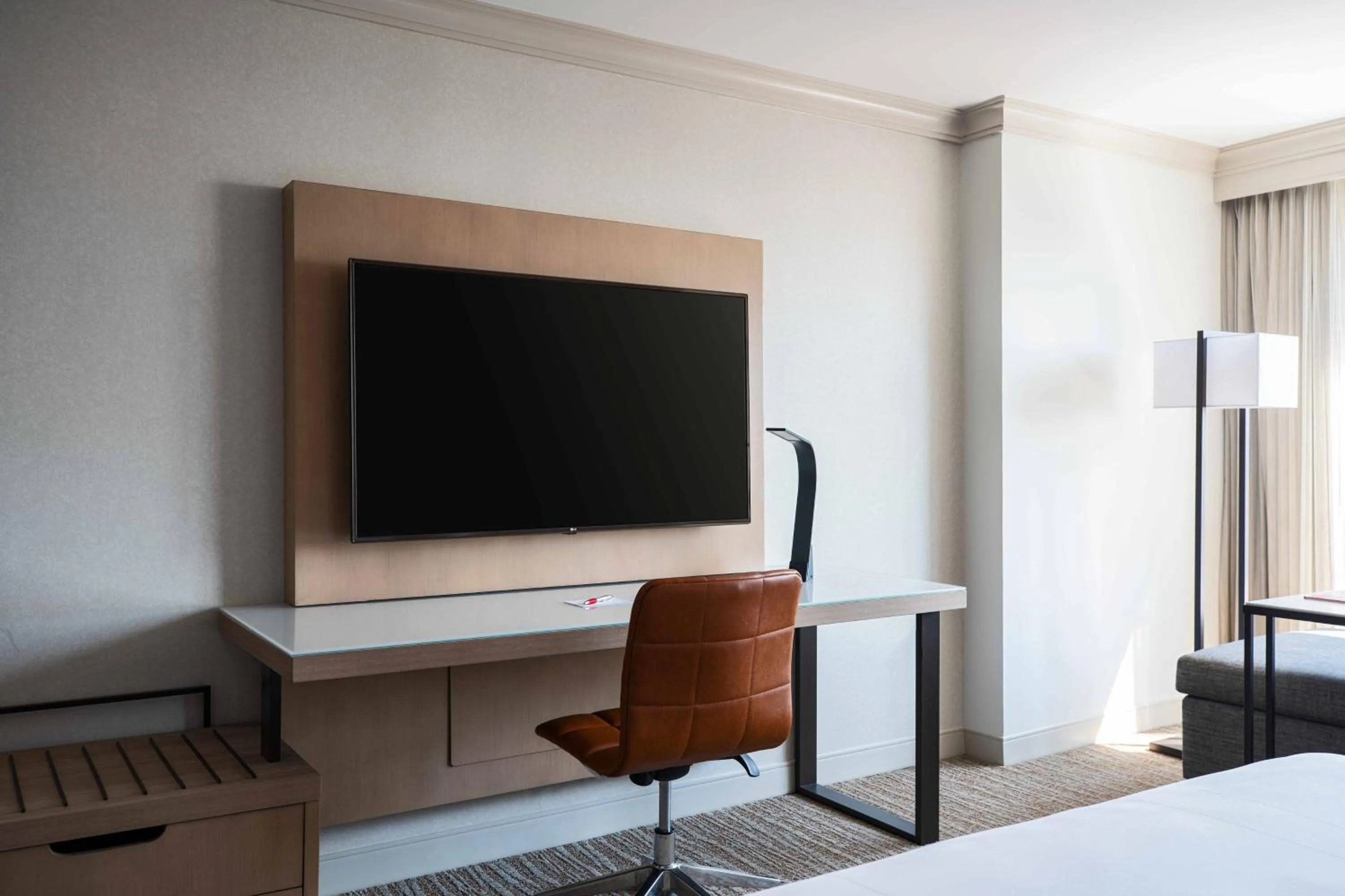 Photo of the whole room, Bed in Baltimore Marriott Waterfront