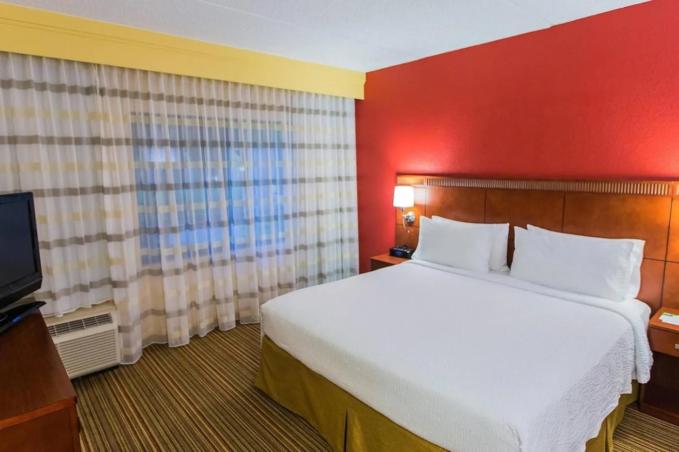 Bedroom, Bed in Courtyard Chicago O'Hare