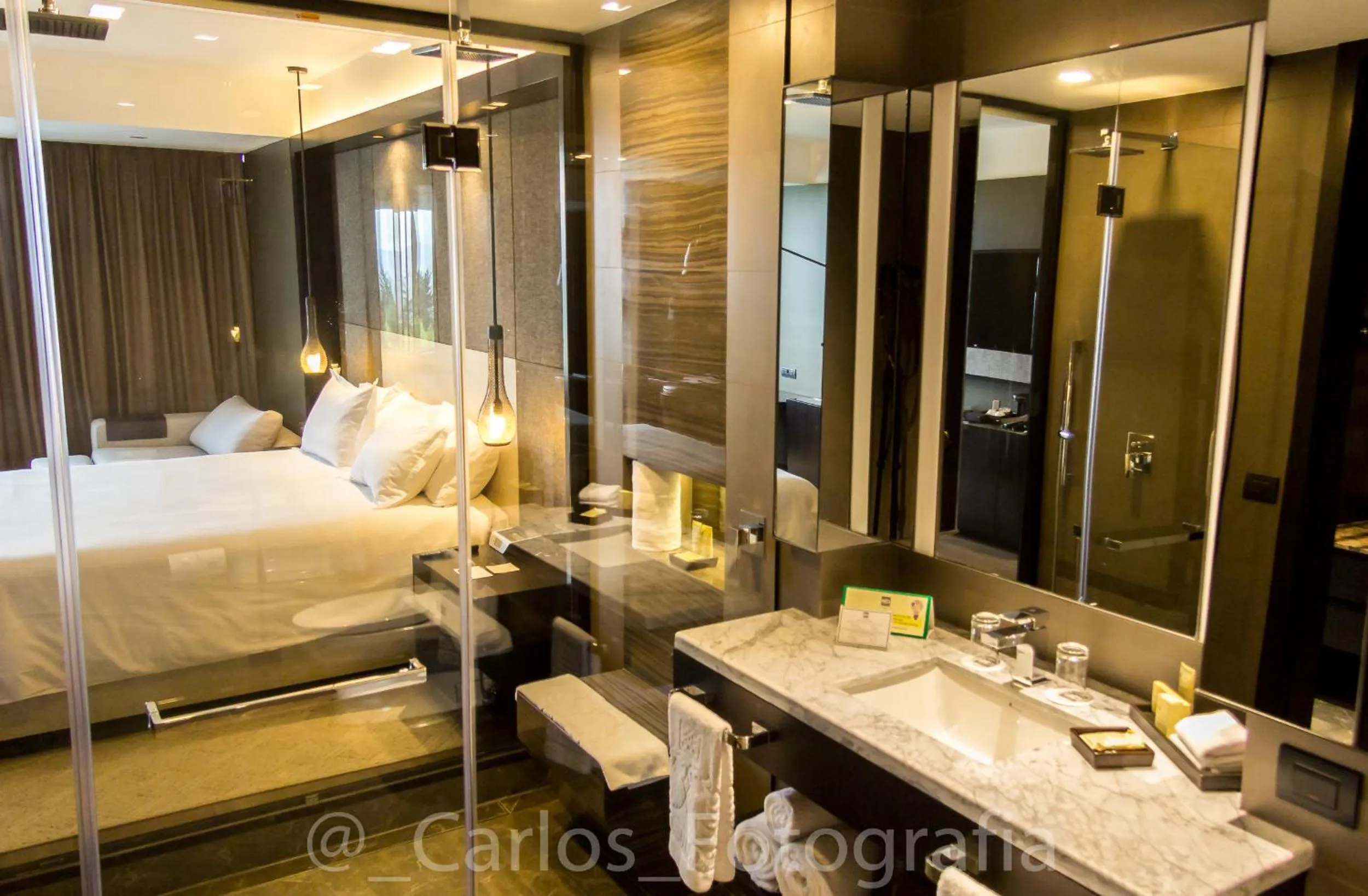 Shower, Bed in Eb Hotel By Eurobuilding Quito Airport