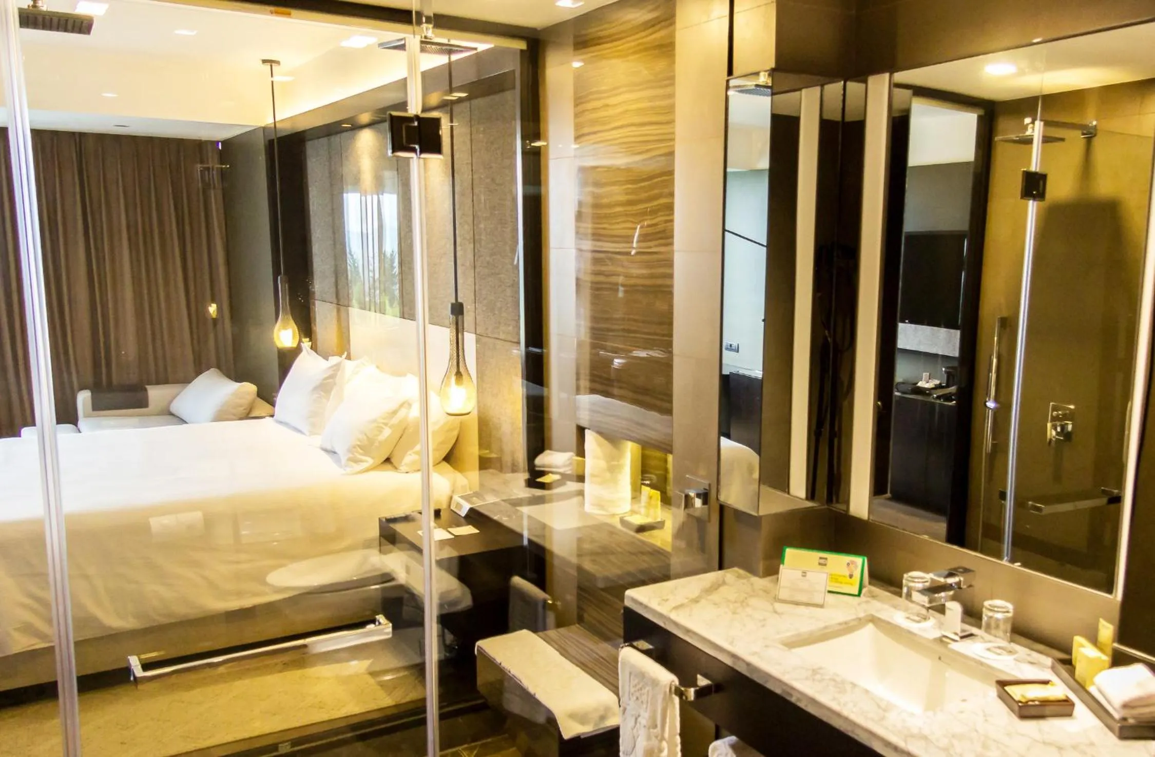 Bathroom, Bed in Eb Hotel By Eurobuilding Quito Airport