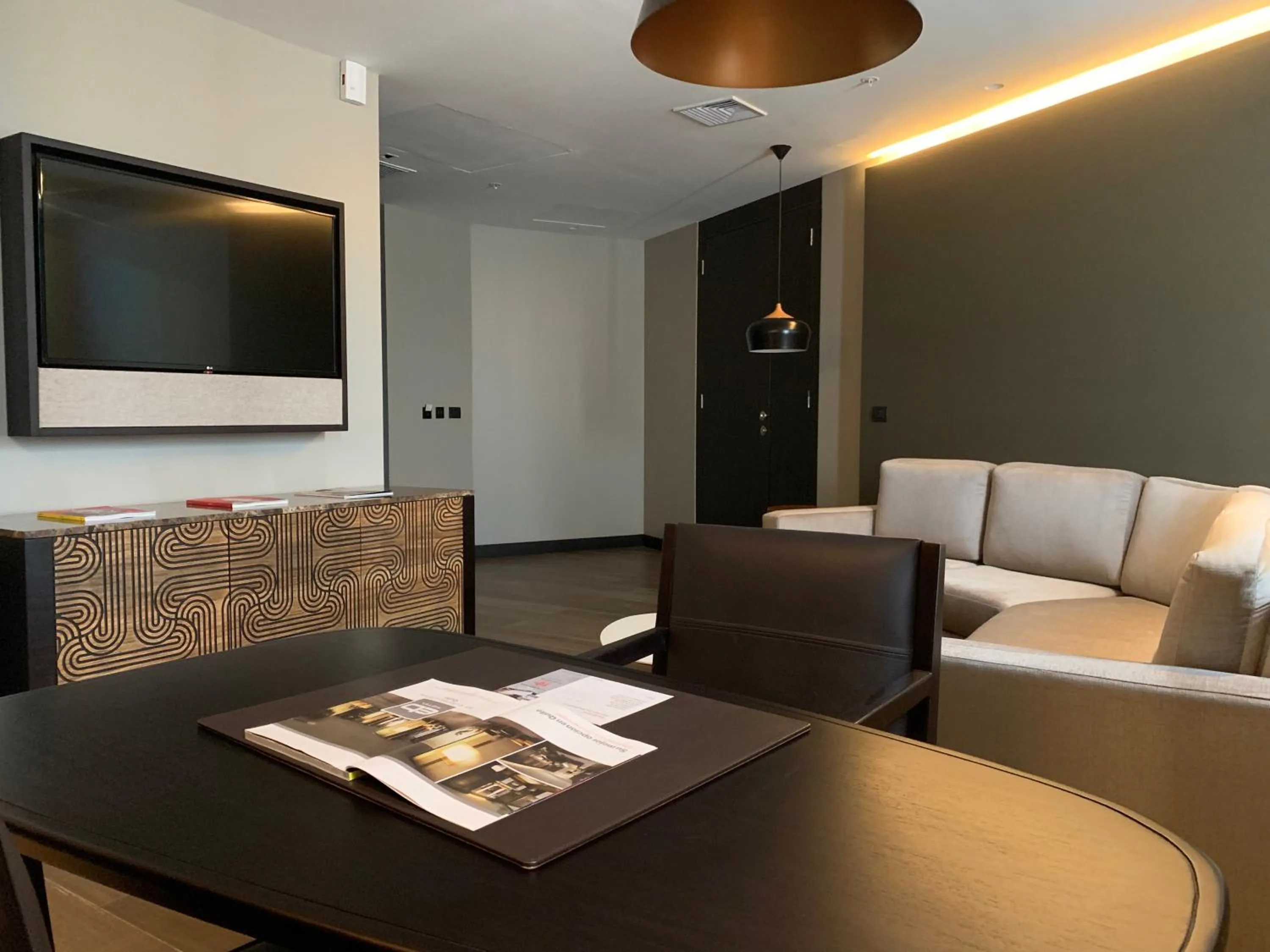 Communal lounge/ TV room in Eb Hotel By Eurobuilding Quito Airport