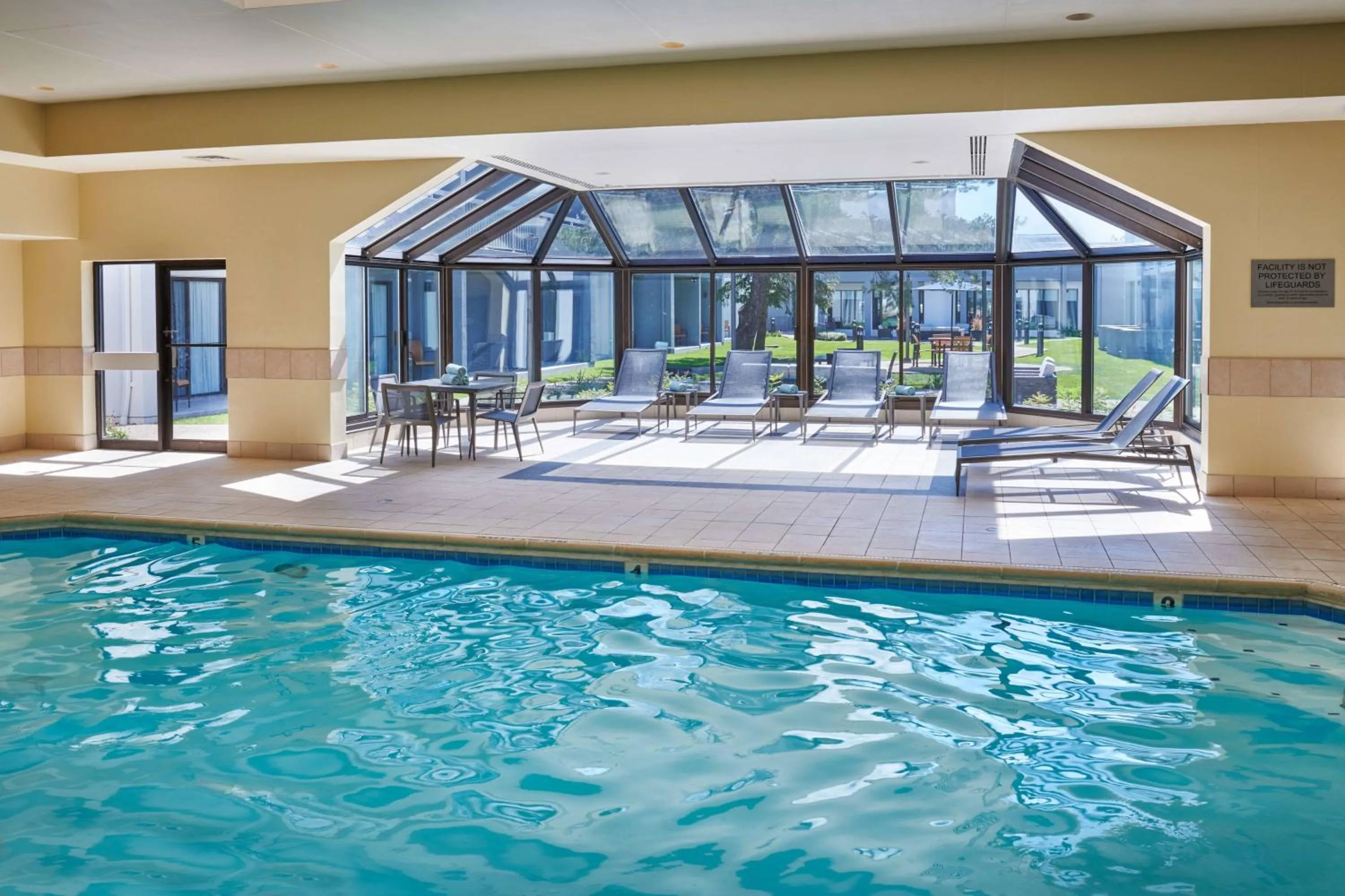 Swimming pool in Courtyard Chicago Highland Park/Northbrook
