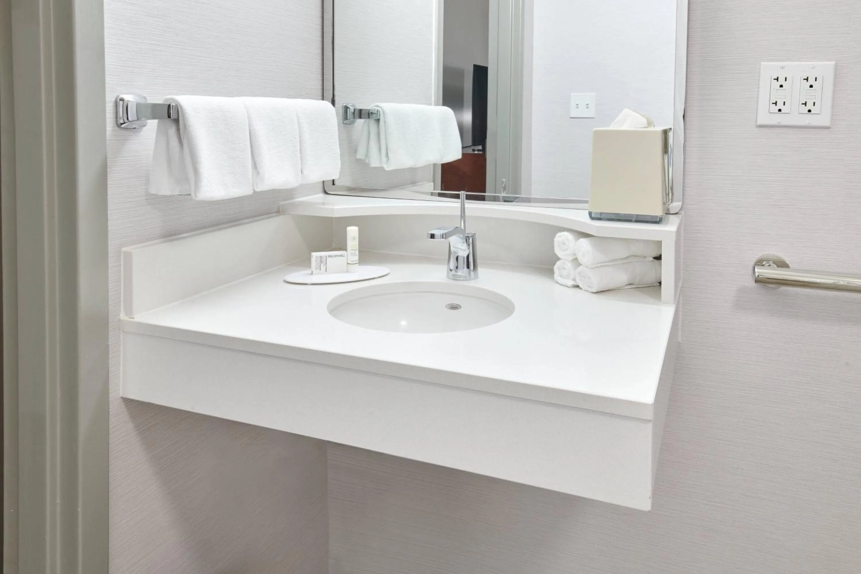 Bathroom in Courtyard Chicago Highland Park/Northbrook