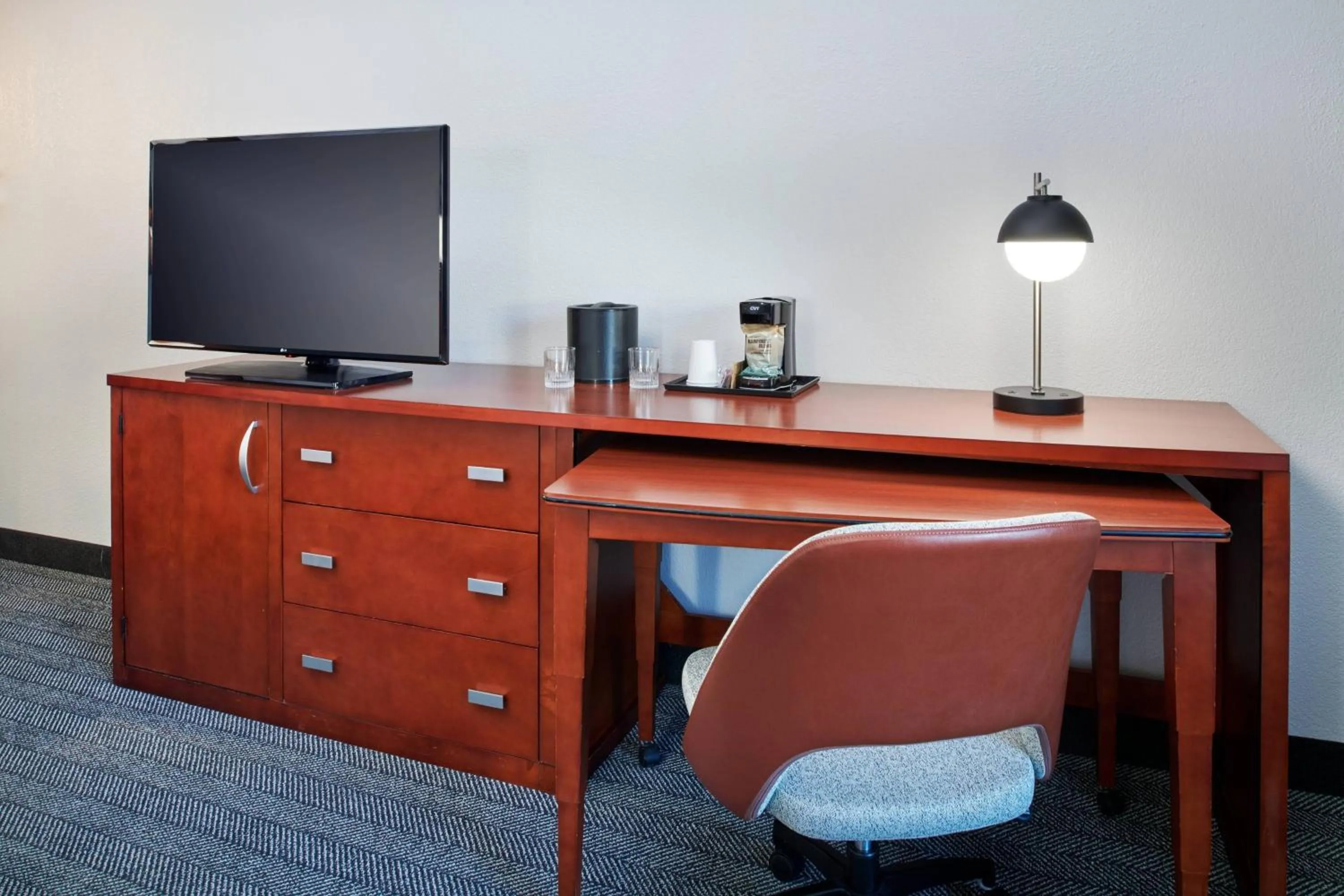 Photo of the whole room in Courtyard Chicago Highland Park/Northbrook