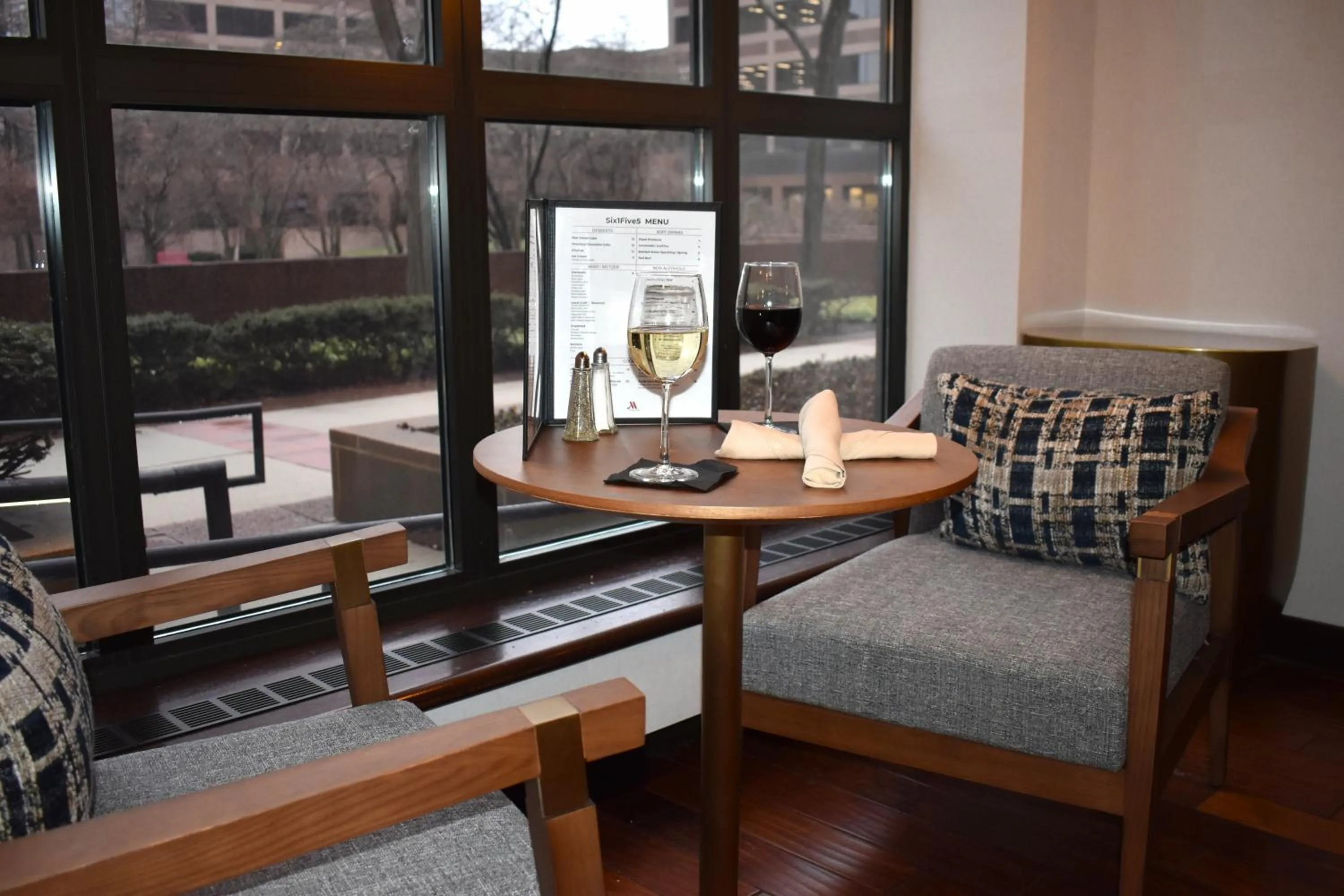 Restaurant/places to eat in Chicago Marriott Suites O'Hare