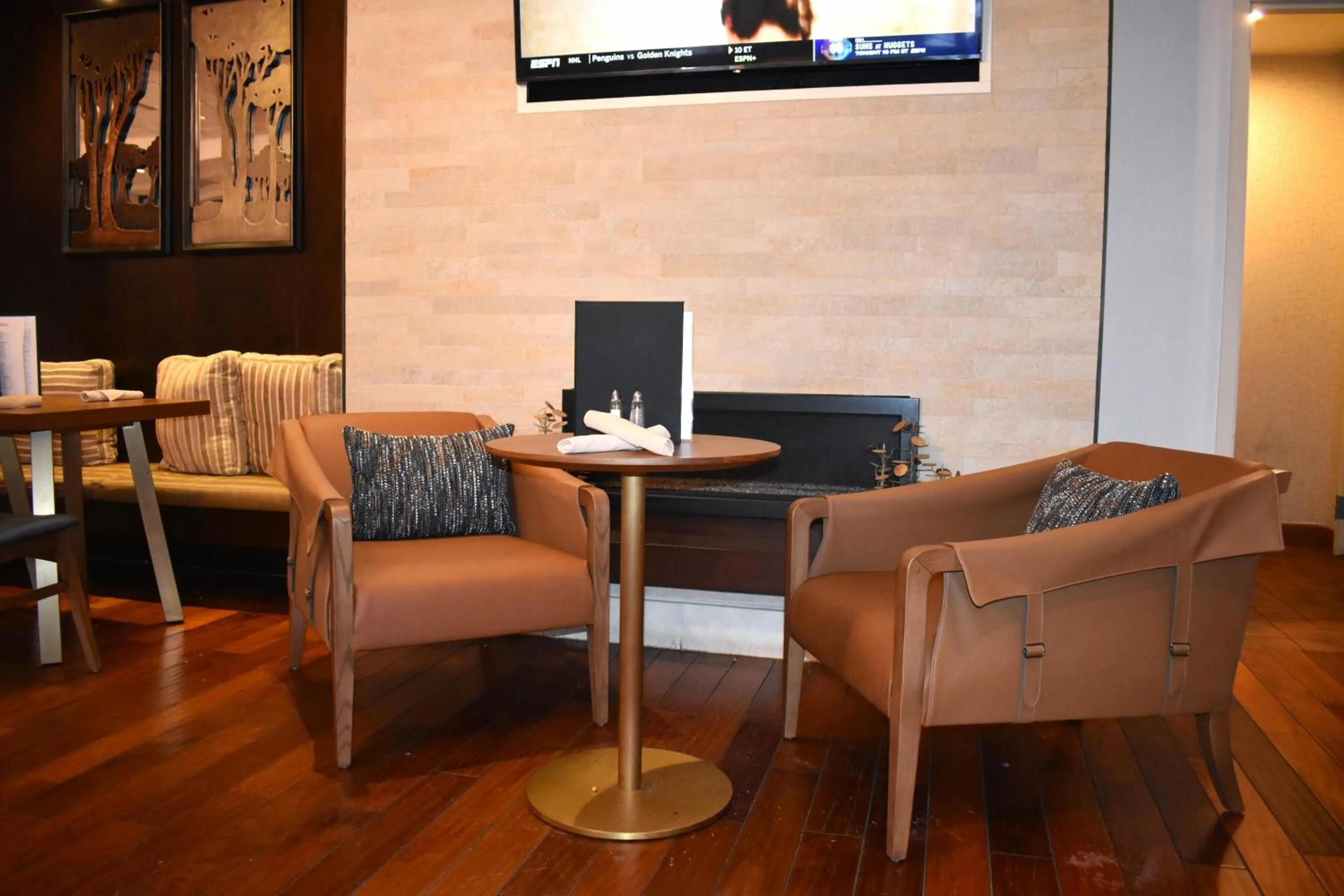 Dining area in Chicago Marriott Suites O'Hare