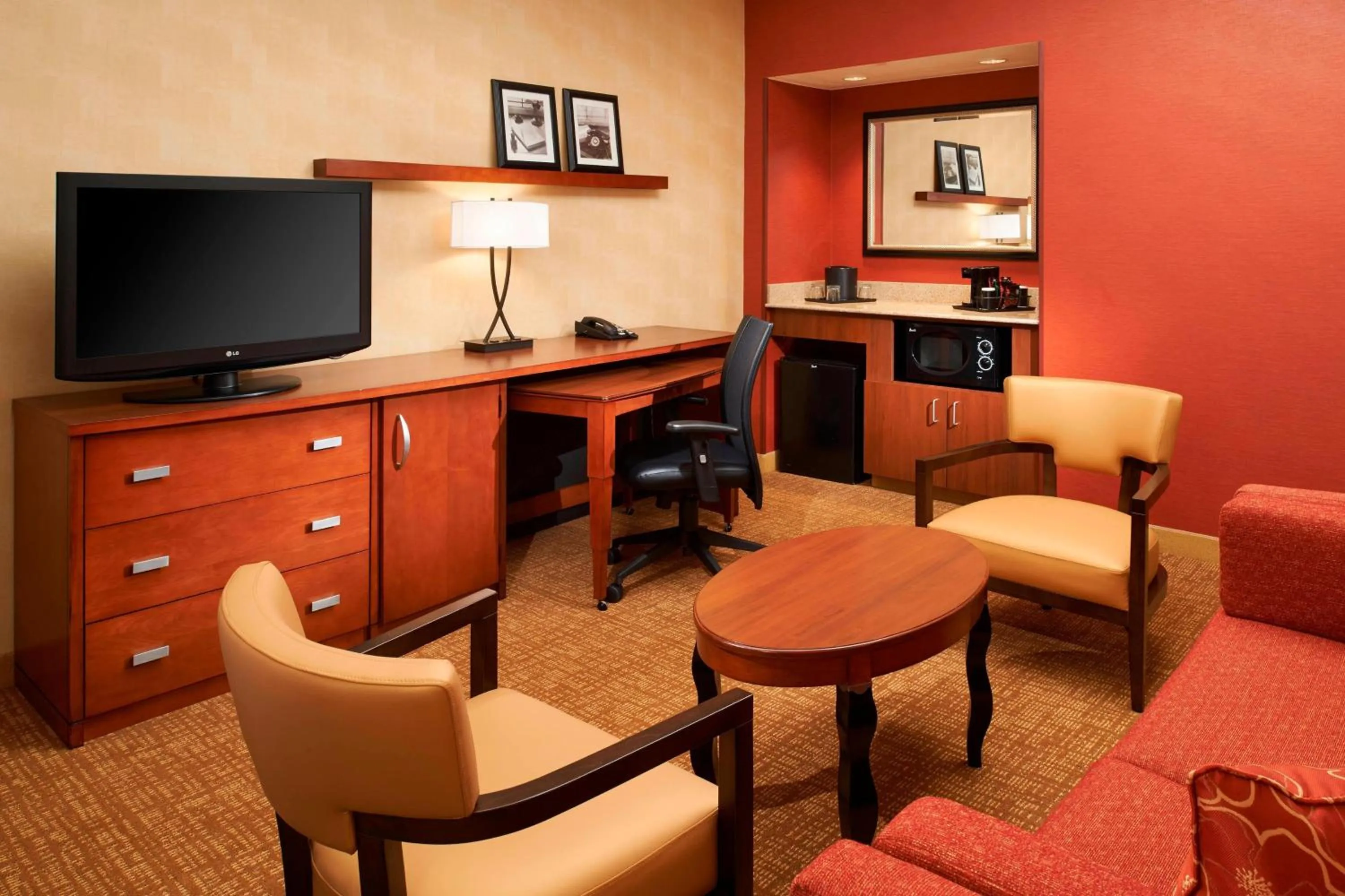 Living room in Courtyard by Marriott Chicago Naperville