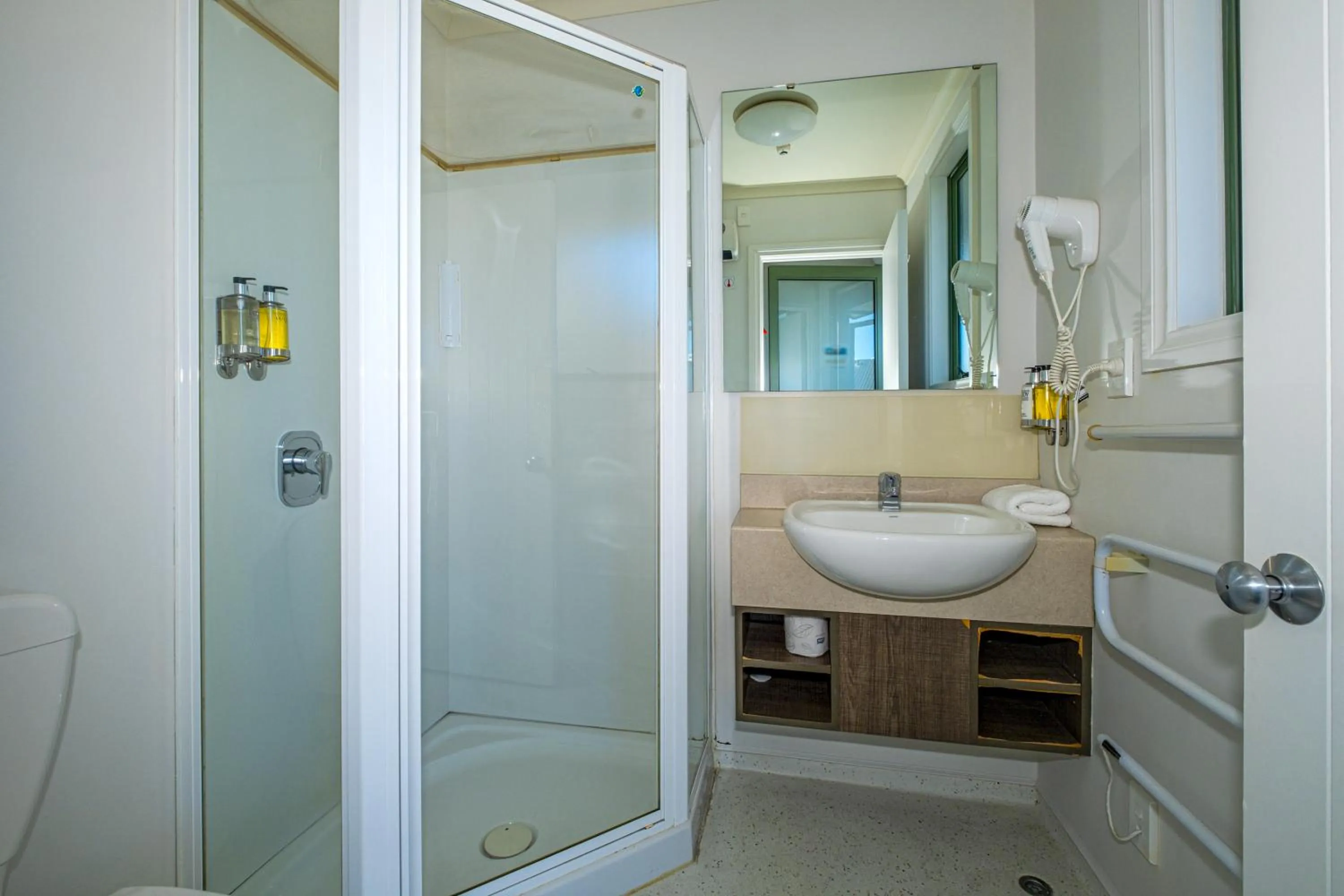 Shower in Lake Tekapo Village Motel