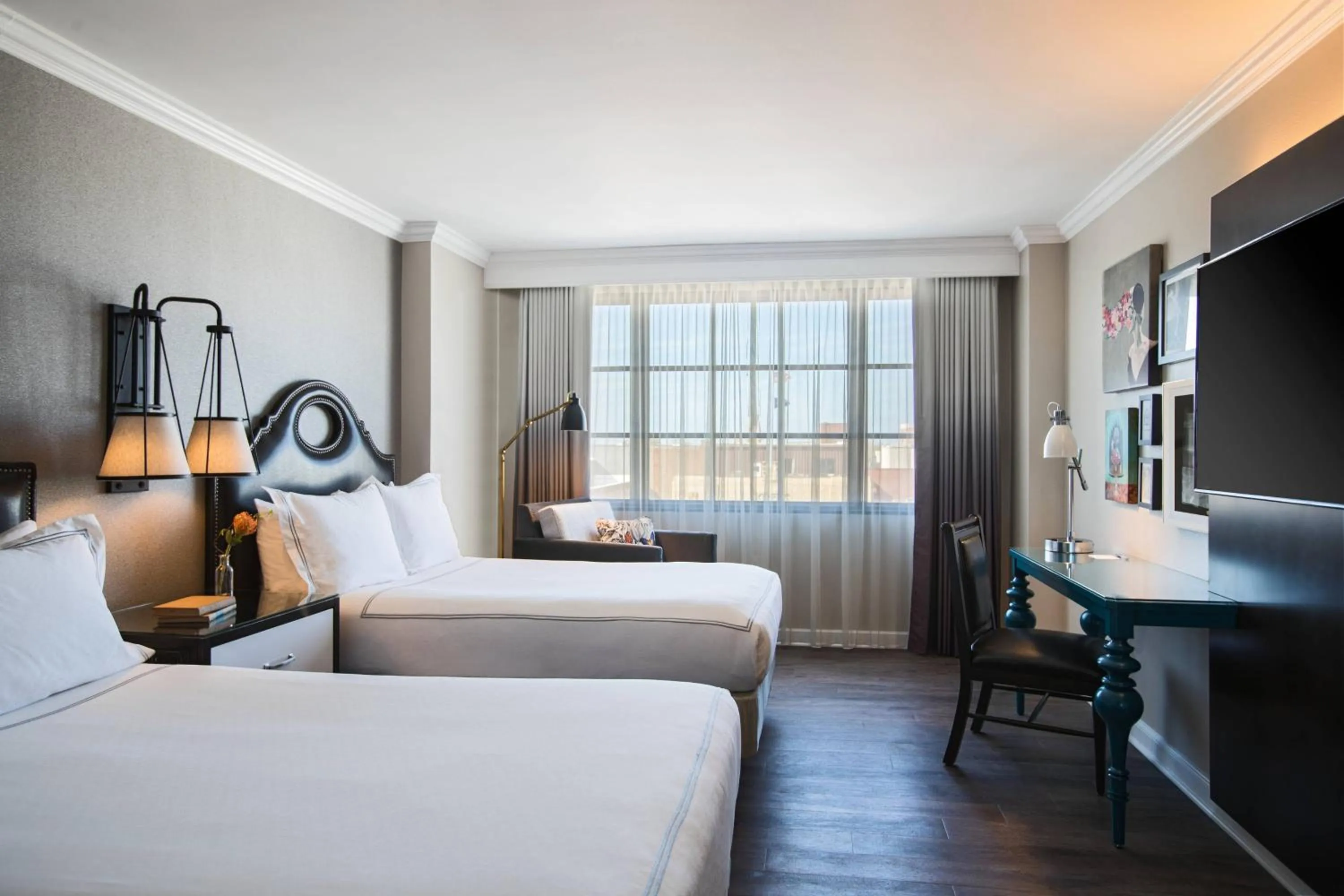 Photo of the whole room, Bed in The Lindy Renaissance Charleston Hotel