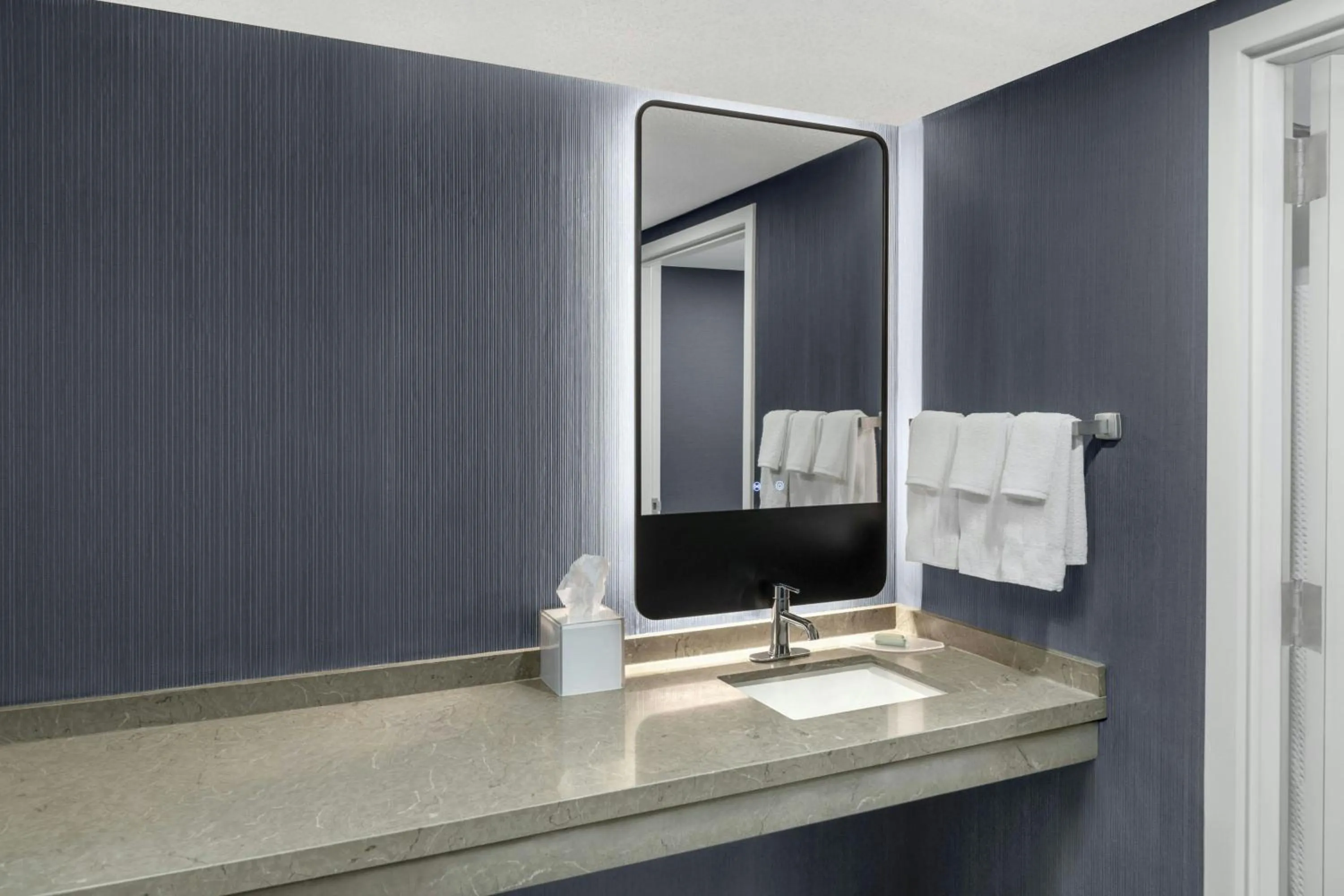 Photo of the whole room in Courtyard Cleveland Airport South