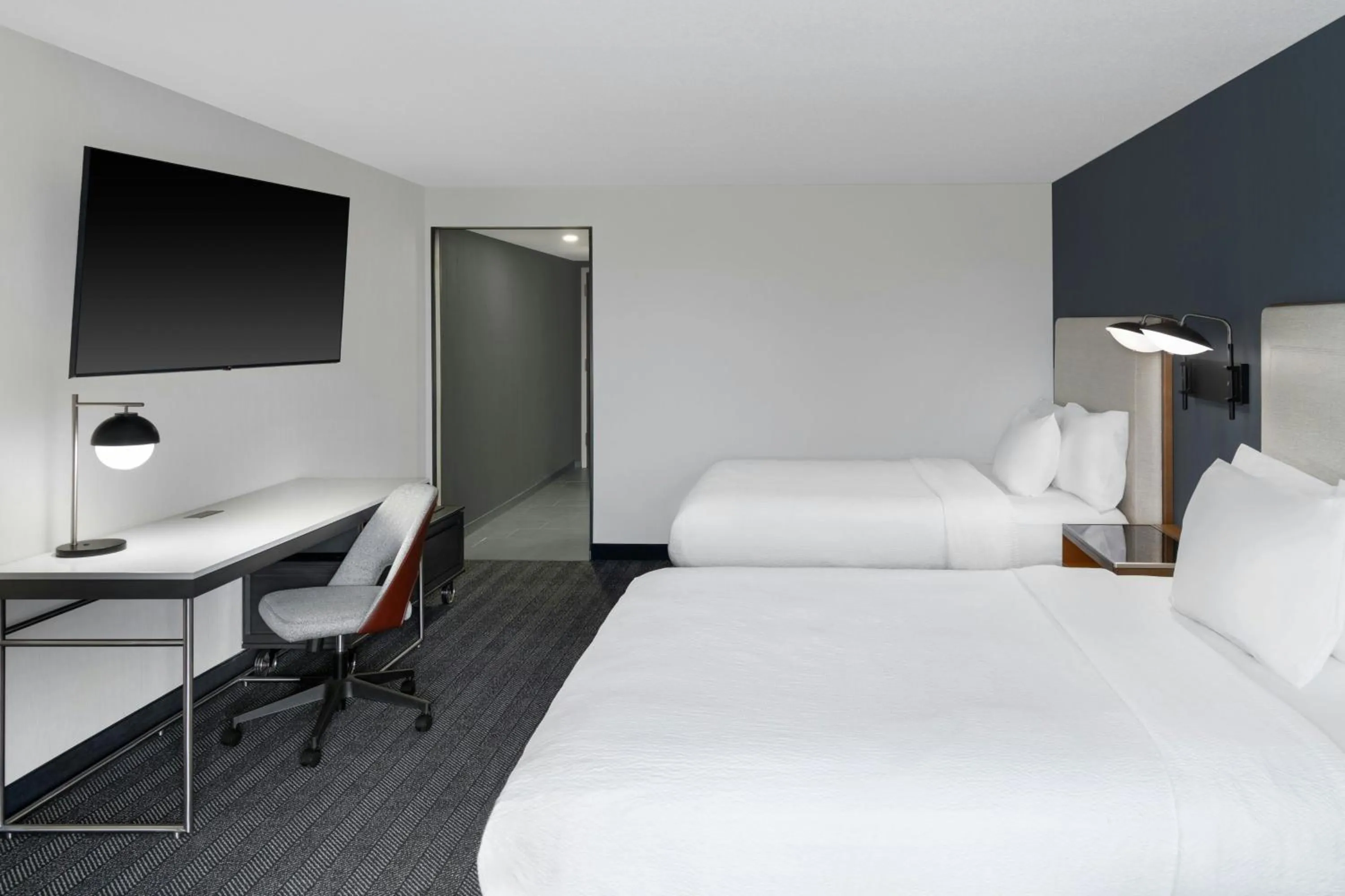 Photo of the whole room, Bed in Courtyard Cleveland Airport South