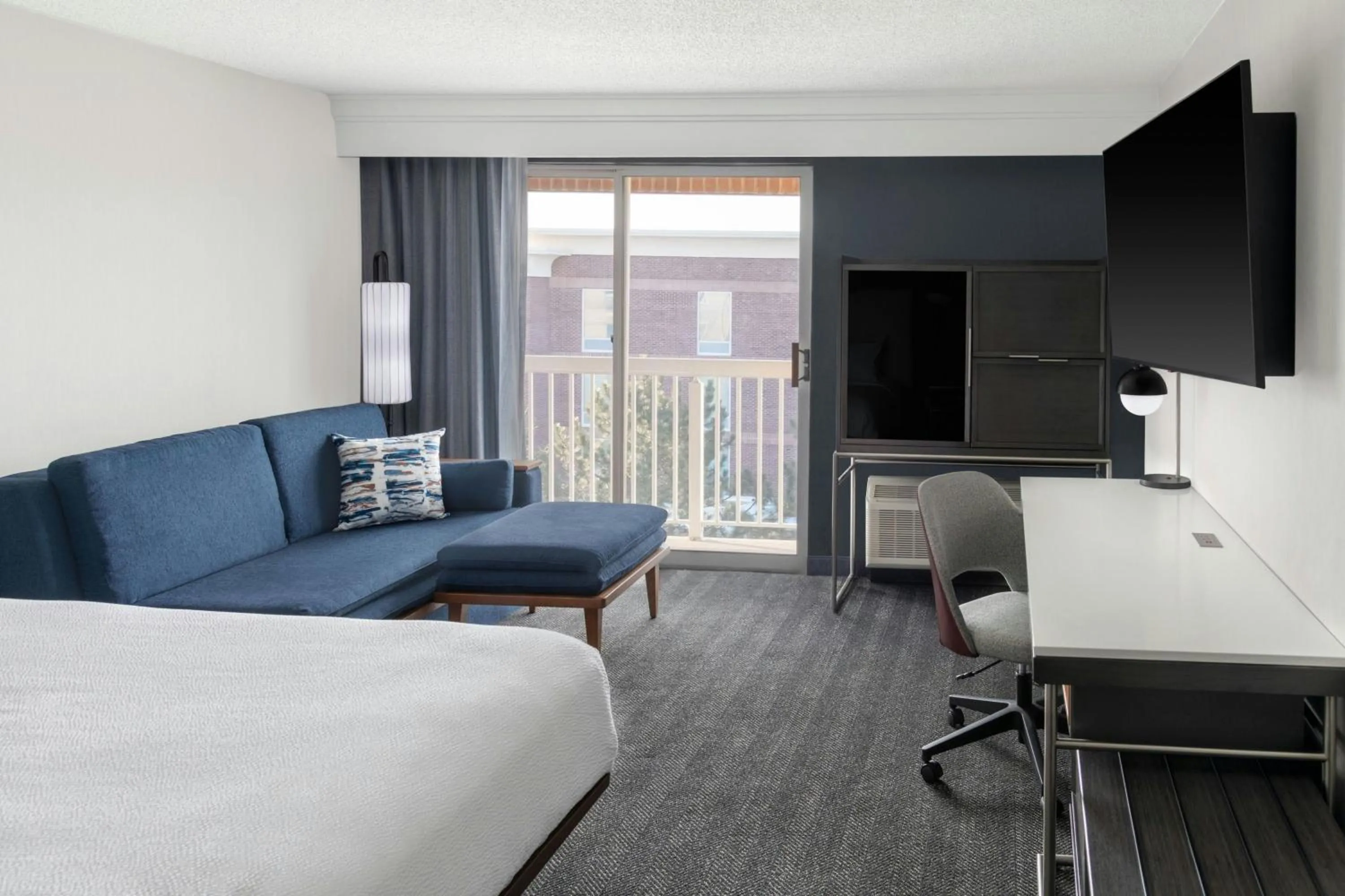 Photo of the whole room, Bed in Courtyard Cleveland Airport South