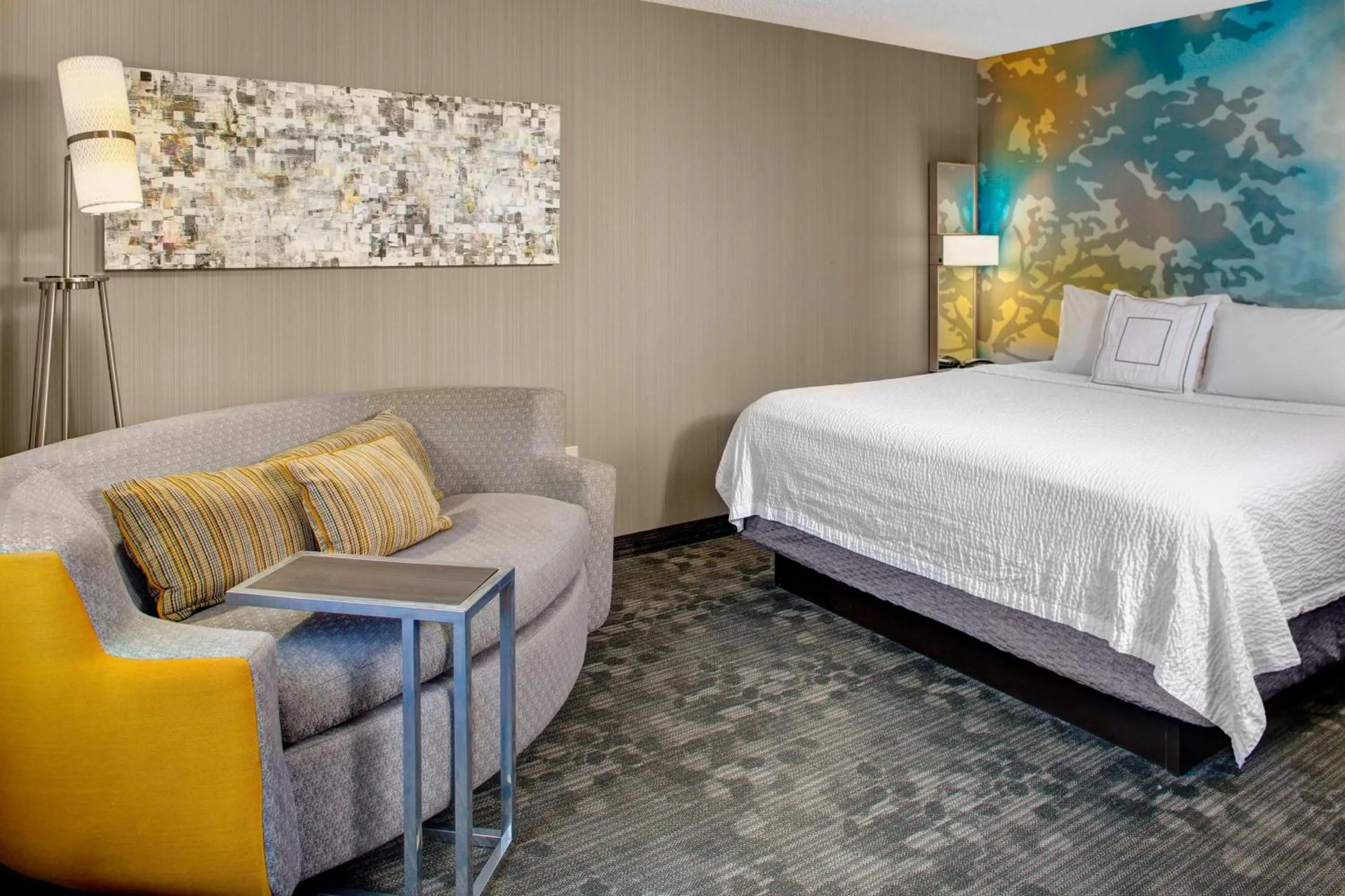 Photo of the whole room, Bed in Courtyard Cleveland Airport South