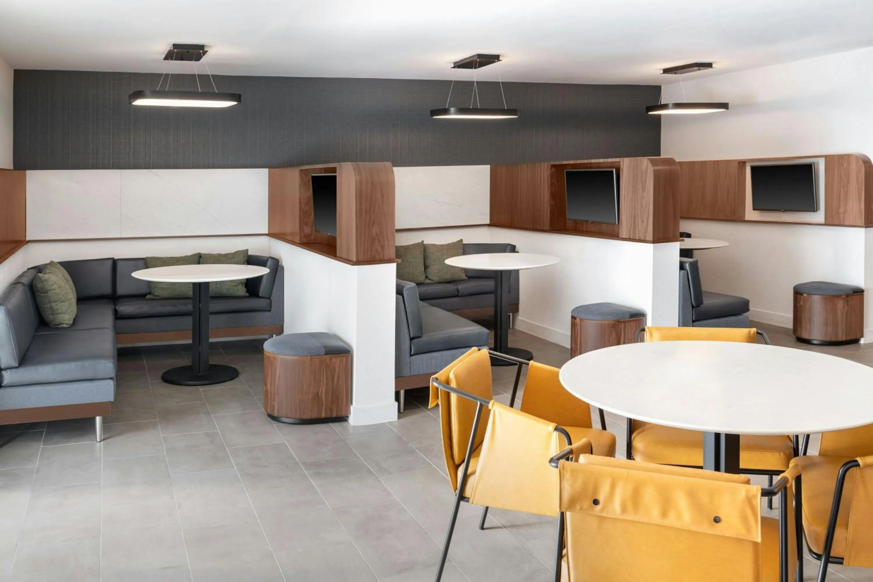 Restaurant/places to eat in Courtyard Cleveland Airport South