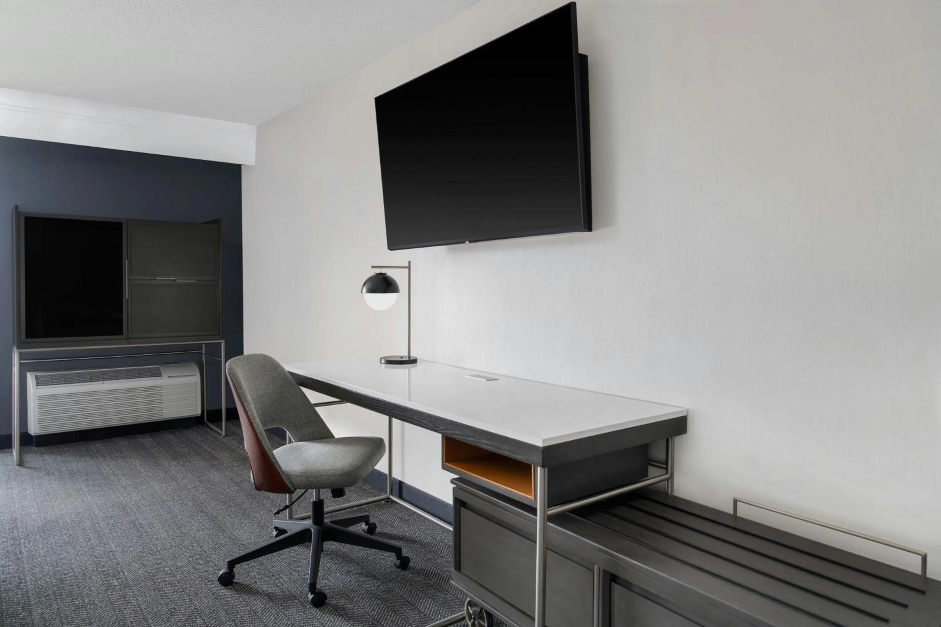 Photo of the whole room in Courtyard Cleveland Airport South