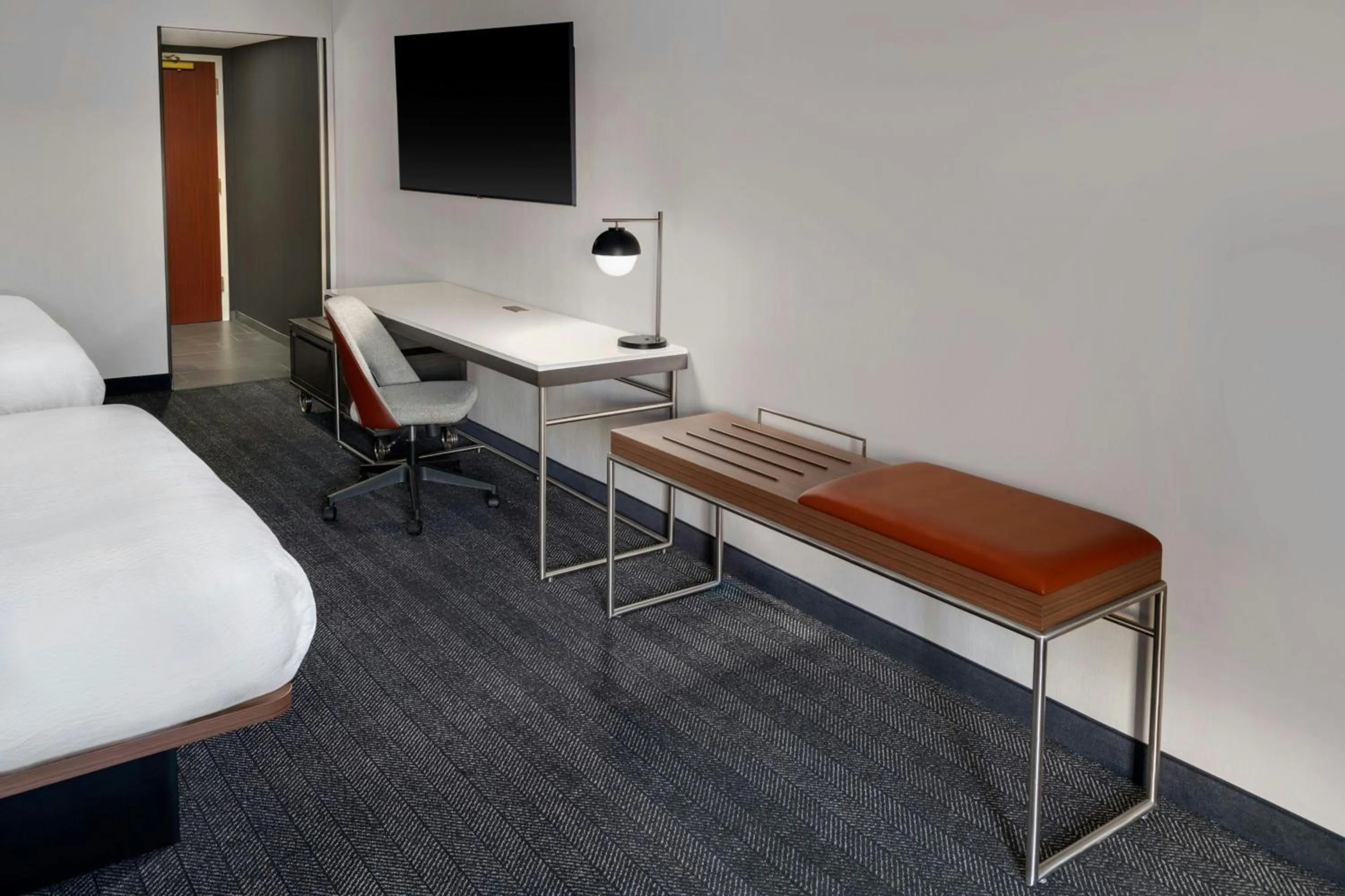 Photo of the whole room, Bed in Courtyard Cleveland Airport South