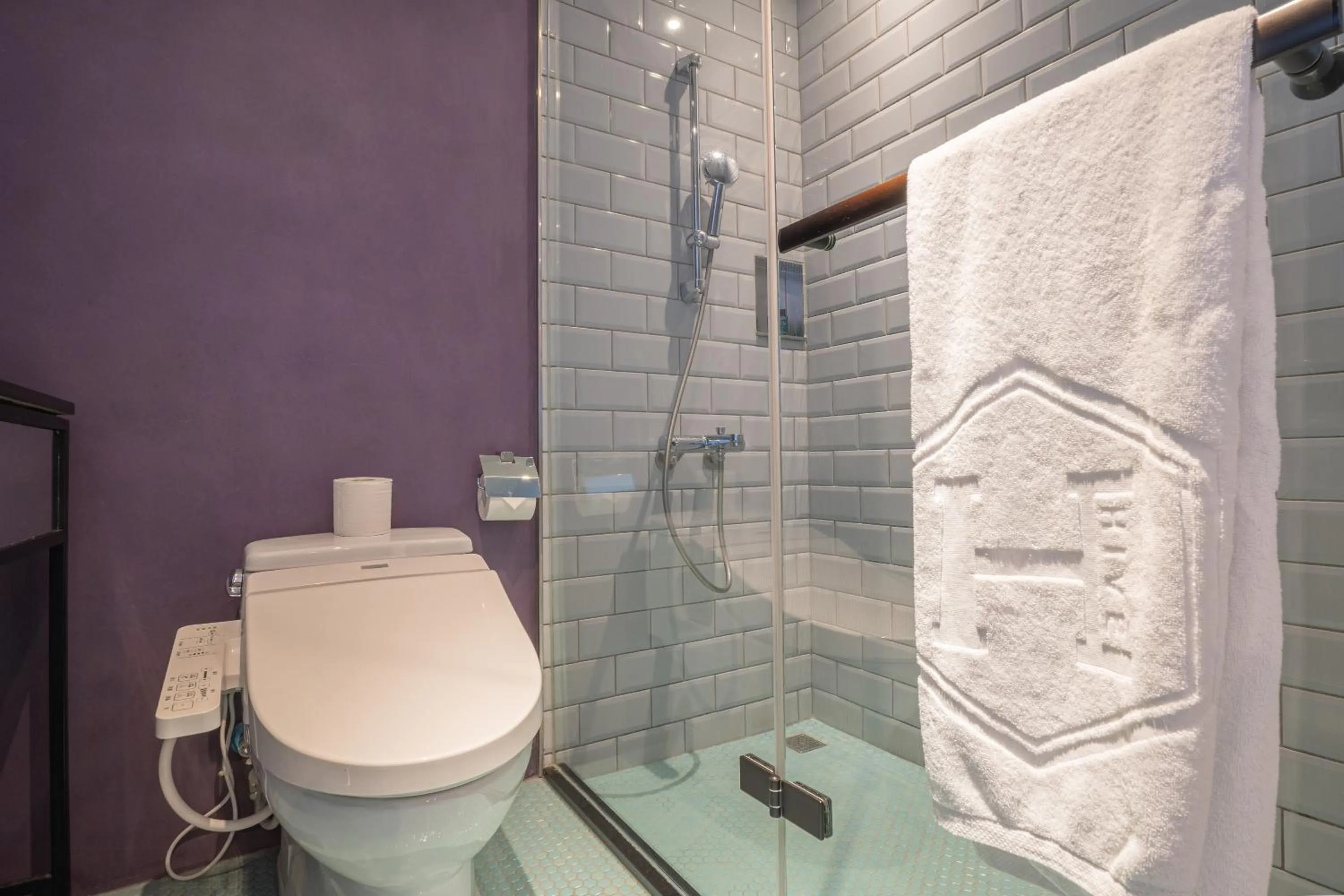 Toilet in CHECK inn HIVE