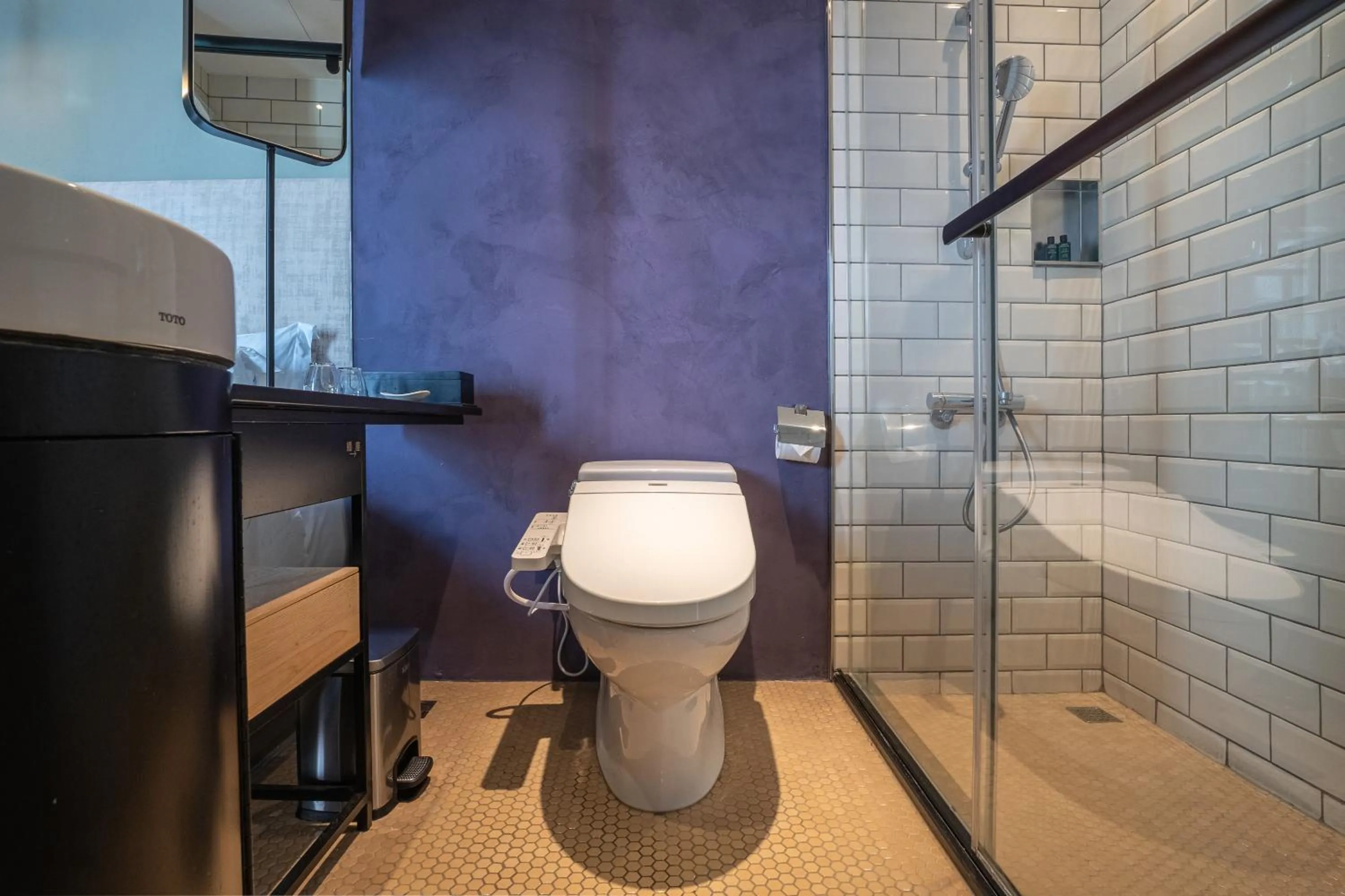 Toilet in CHECK inn HIVE