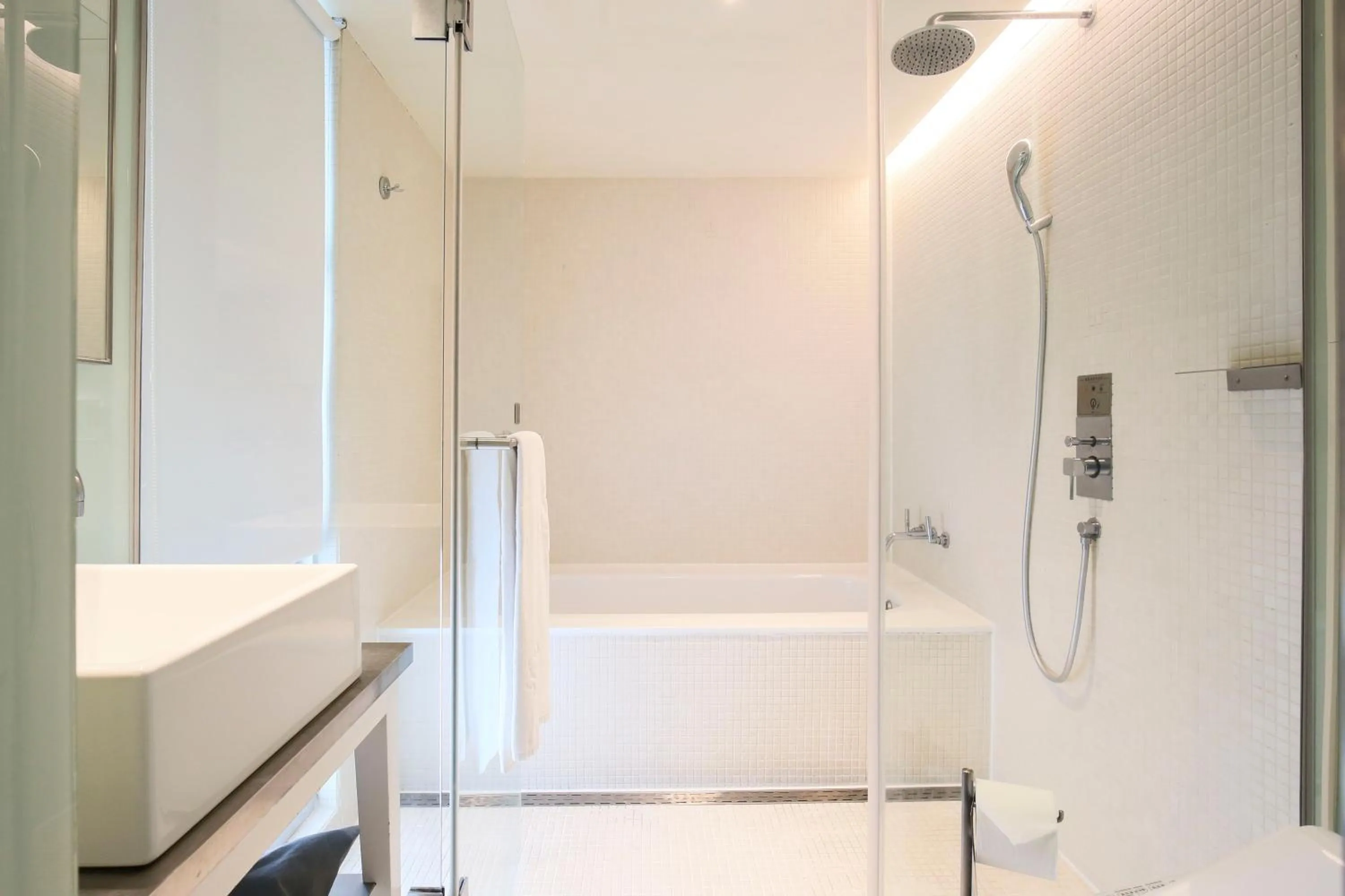 Shower in Ambience Hotel Taipei