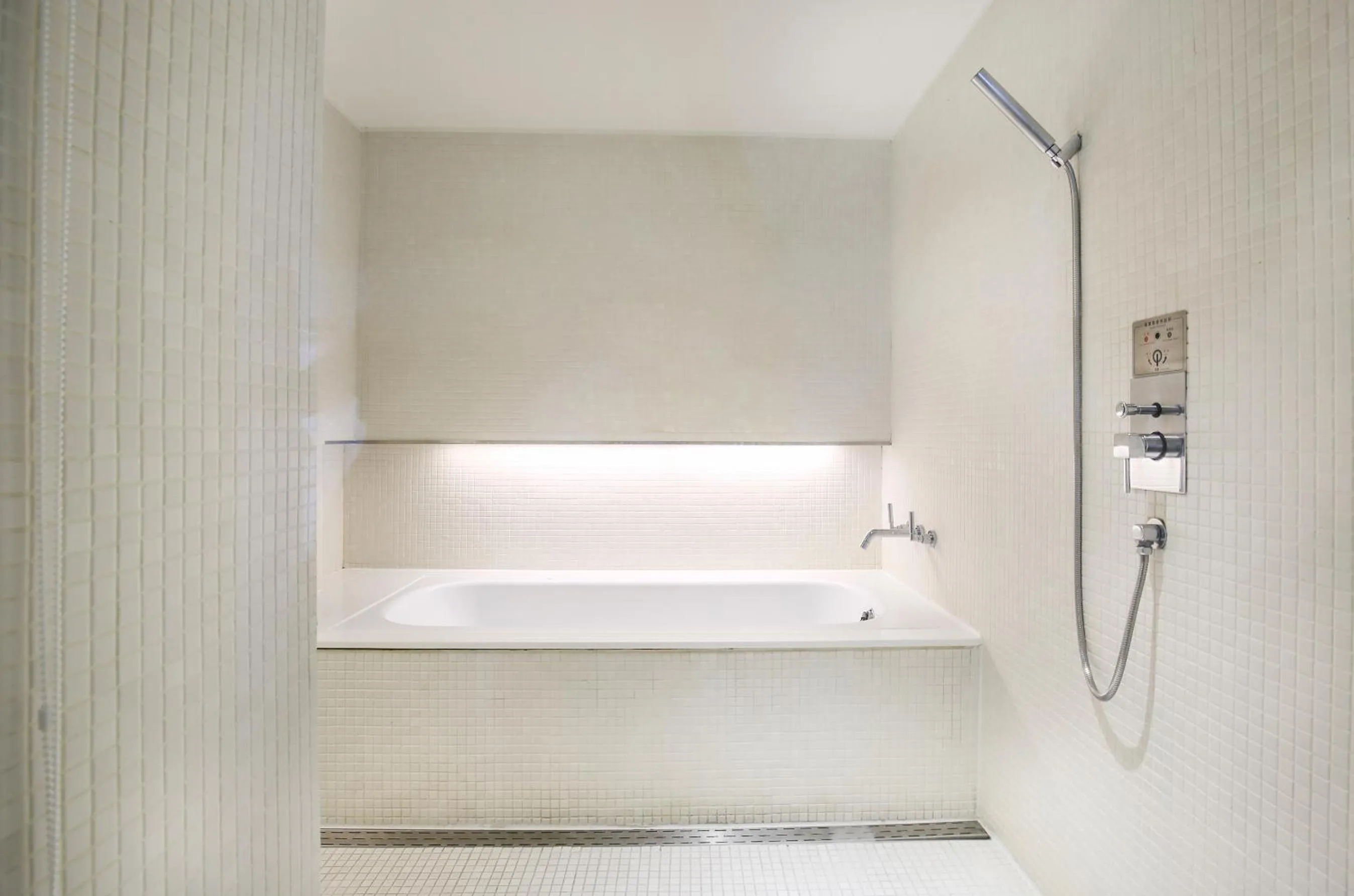 Shower in Ambience Hotel Taipei