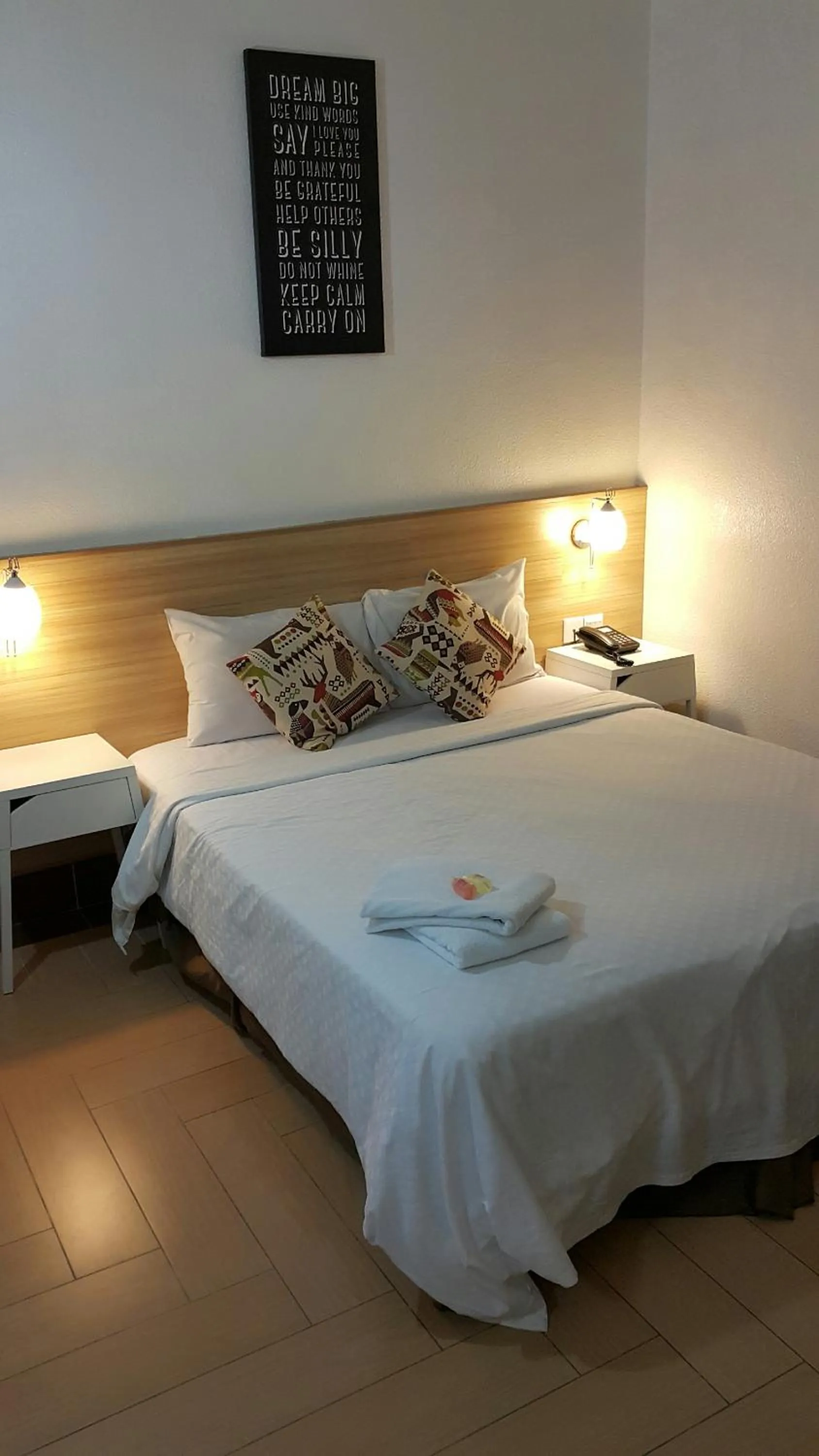 Photo of the whole room, Bed in Dynasty Inn