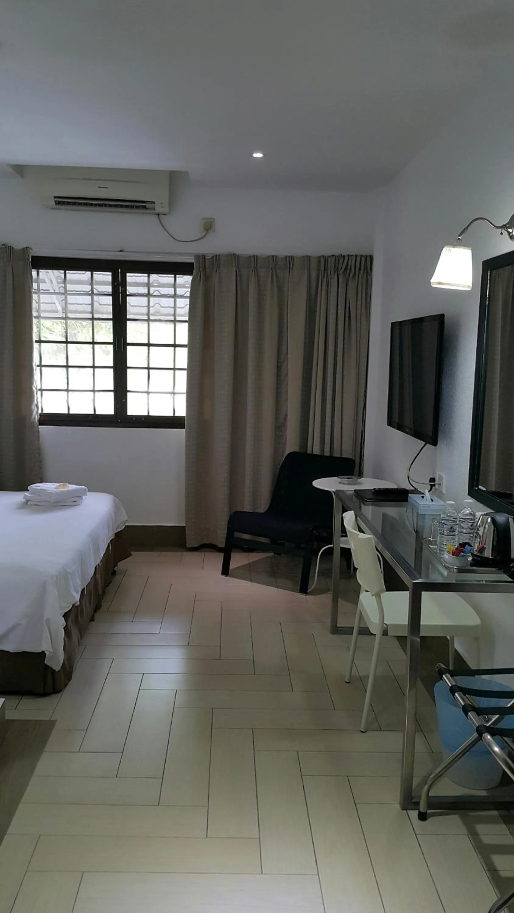 Bathroom, Bed in Dynasty Inn